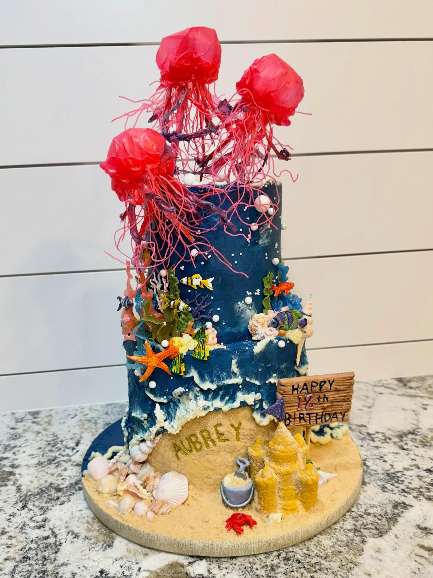 Got the pleasure of making this beach and ocean themed jellyfish cake for an @icingsmiles recipient, Aubrey. Love getting to be part of these special moments for these amazing kids and their families.
#beachcake #jellyfishcake #oceanthemecake #oceancake