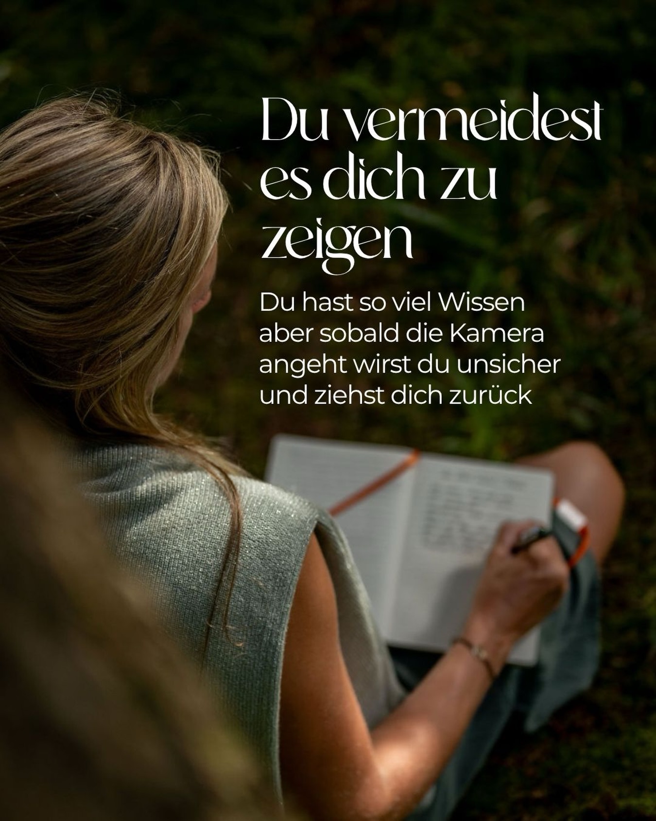 Sich zu zeigen ist manchmal gar nicht so leicht.
Vor allem dann, wenn man spürt,
dass da eigentlich viel mehr da ist.
Und man es nur nicht rausbekommt. Bild: @katharina_scharnreitner - wunderbarer Mensch und absolut toller Coach 🤩 aus unserem gemeinsamen Shooting im Sommer 2025