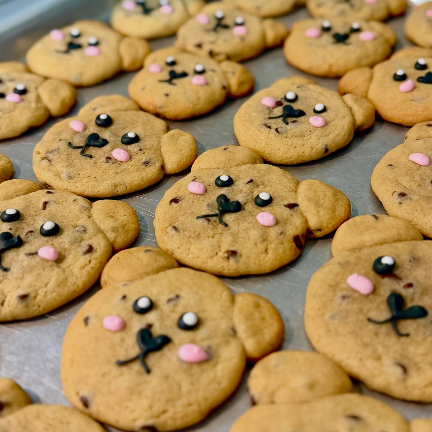 Ooo you want to eat delicious chocolate chip cookies from SugarBerry Bakes~ Ooo you want to eat them soooo bad 😋🍪
Which one are you grabbing first? 👀
.
.
.
#decoratedcookies #sugarcookies #chocolatechipcookies🍪 #hellosugarberrybakes #cleveland