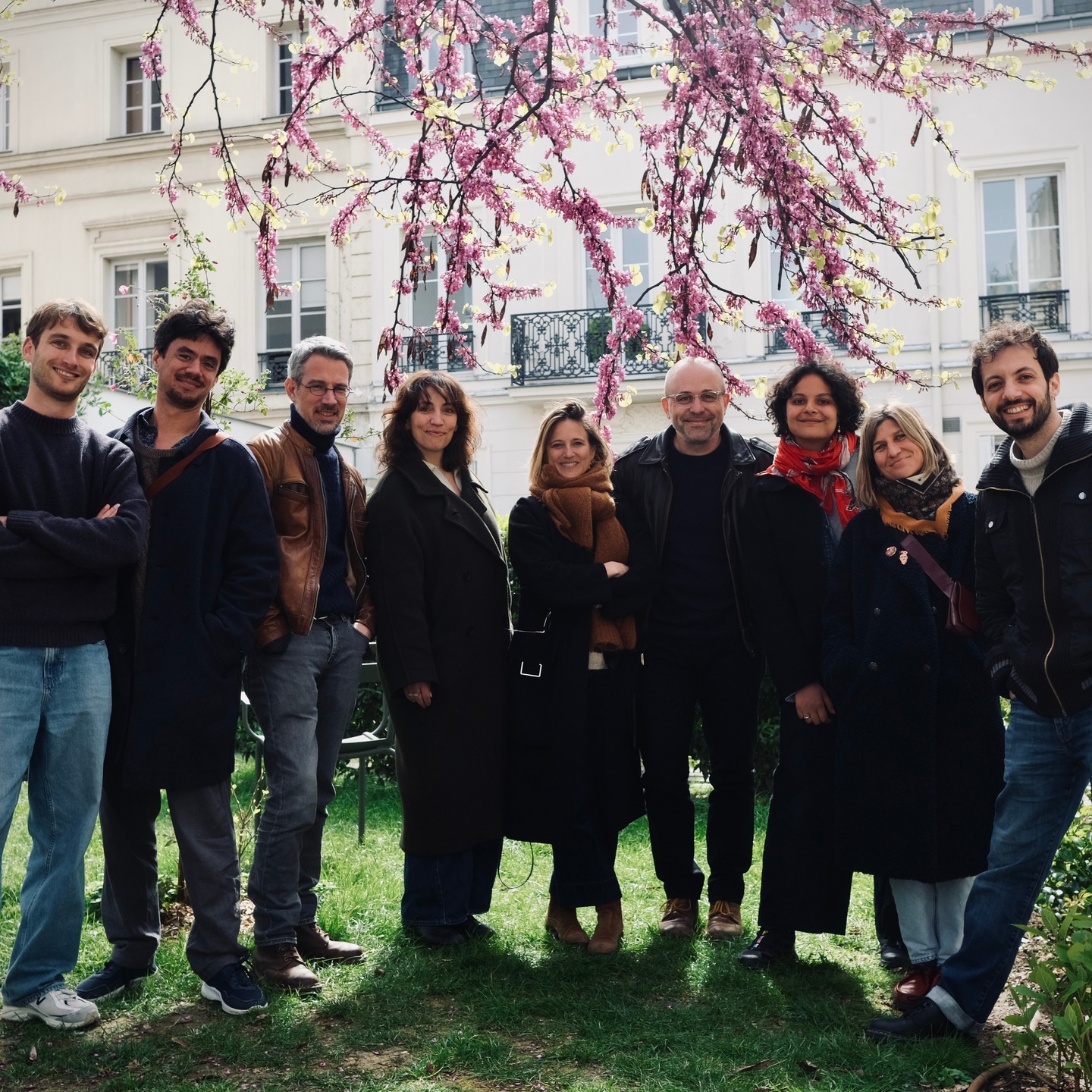 ✨ Retour sur la 3ème semaine de l’Atelier Long Métrage 2025-2026
Cette semaine, nos scénaristes lauréat·es ont poursuivi le travail sur leurs projets, entre exigence d’écriture et mise à l’épreuve concrète des récits.
Les sessions ont été rythmées par des retours collectifs, permettant d’affiner les enjeux et renforcer la trajectoire de leurs histoires.
Grâce à la collaboration des comédiens Pierre Cachia @pi_cach et Florence Fauquet @flofauquet, nous avons aussi exploré les personnages et l’incarnation des scènes à travers un travail au plateau, offrant aux auteur·es un espace précieux pour éprouver concrètement leurs dialogues et leurs situations.
Un temps fort a également été consacré au positionnement des projets sur le marché, nourri par les retours de Thibault de Torcy @thib.dtrc (Les Valseurs), pour clarifier l’identité de chaque film et préparer leur rencontre avec les producteurs.
Enfin, la semaine s’est conclue par des directives pour la préparation des pitchs en vue de la rencontre du 5 mai, où les projets seront présentés à un public de producteurs partenaires.
Une étape clé dans le développement et la mise en circulation de ces six projets.
Merci à toutes celles et ceux qui ont accompagné cette semaine.
Encore bravo aux six projets lauréats :
NORA d'Imène Benlachtar @imenebenlachtar
LE TÉNÉBREUX DESTIN DE JACQUES CABANE de Matthieu Chevalier
La REVENANTE de Jean-François Fontanel @jffontanel
L'ÉTAT D'IRÈNE de Pascale Mompez @pascalemompez
LES DÉRACINÉS de Karim Morel @karim_morel
LES CIGOGNES de Youri Tchao-Debats @youri_tchao_debats et Cyril Laurain
Un atelier encadré par les consultantes @polardcecile et @demonsabertemilie, accompagné par @sebastien_perret en consultant junior.
📸 @jffontanel
#scénario #cinéma #écriture #développement #pitch #auteurs #production #atelierlongmetrage