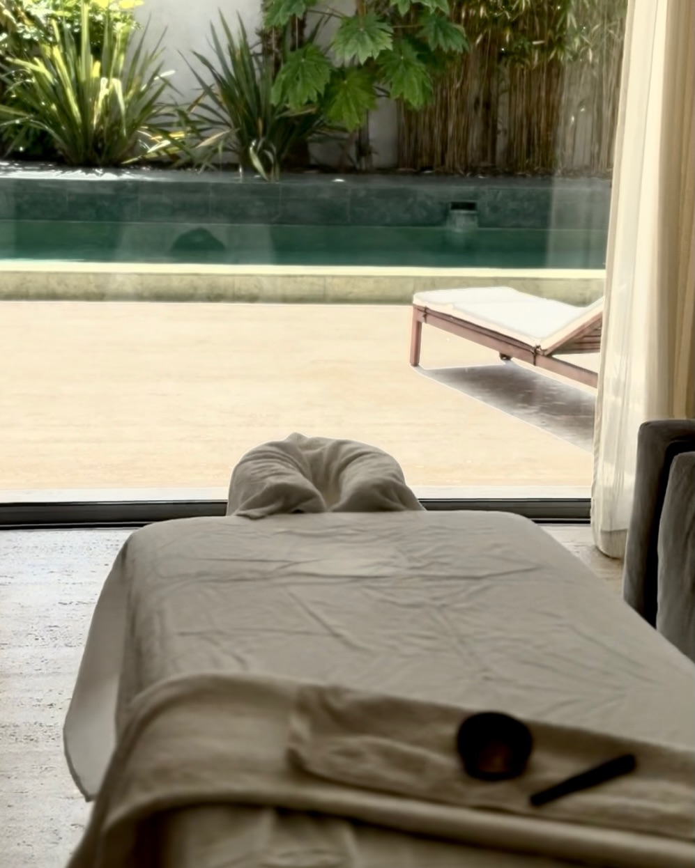 Summer Body Positive : Massage Marseille 🌸☁️
Bien-être dans sa peau parce que ton corps n’est pas ton ennemi.
Le programme Summer BODY POSITIVE Massage Marseille , c’est pour les femmes qui reprennent le pouvoir sur leur silhouette en conscience.
Construire un physique durable et harmonieux.
Être ancré dans une réalité où la beauté n’est plus une contrainte, mais une conquête de soi.
Ici, chaque geste est une intention, chaque minute un investissement pour réconcilier l’esthétique et l’équilibre intérieur.
Retrouver motivation et confiance en son corps. C’est une invitation à cesser de subir son image pour enfin l’habiter avec fierté. Tu es le moteur de ta propre métamorphose.
Un mois pour renaître 🌸 massage 🌸 Self Love 🌸 Self Care 🌸
Le programme complet est ici👇🏽🪽
https://www.massagehealthy.fr/blog/summer-body-positive-massage-marseille
Aurélie
Consultante beauté ☁️ bien-être
📸 @massagemarseille
#massagemarseille #massagemarseilleadomicile #massagesportifmarseille #summerbodymarseille #maderotherapiemarseille