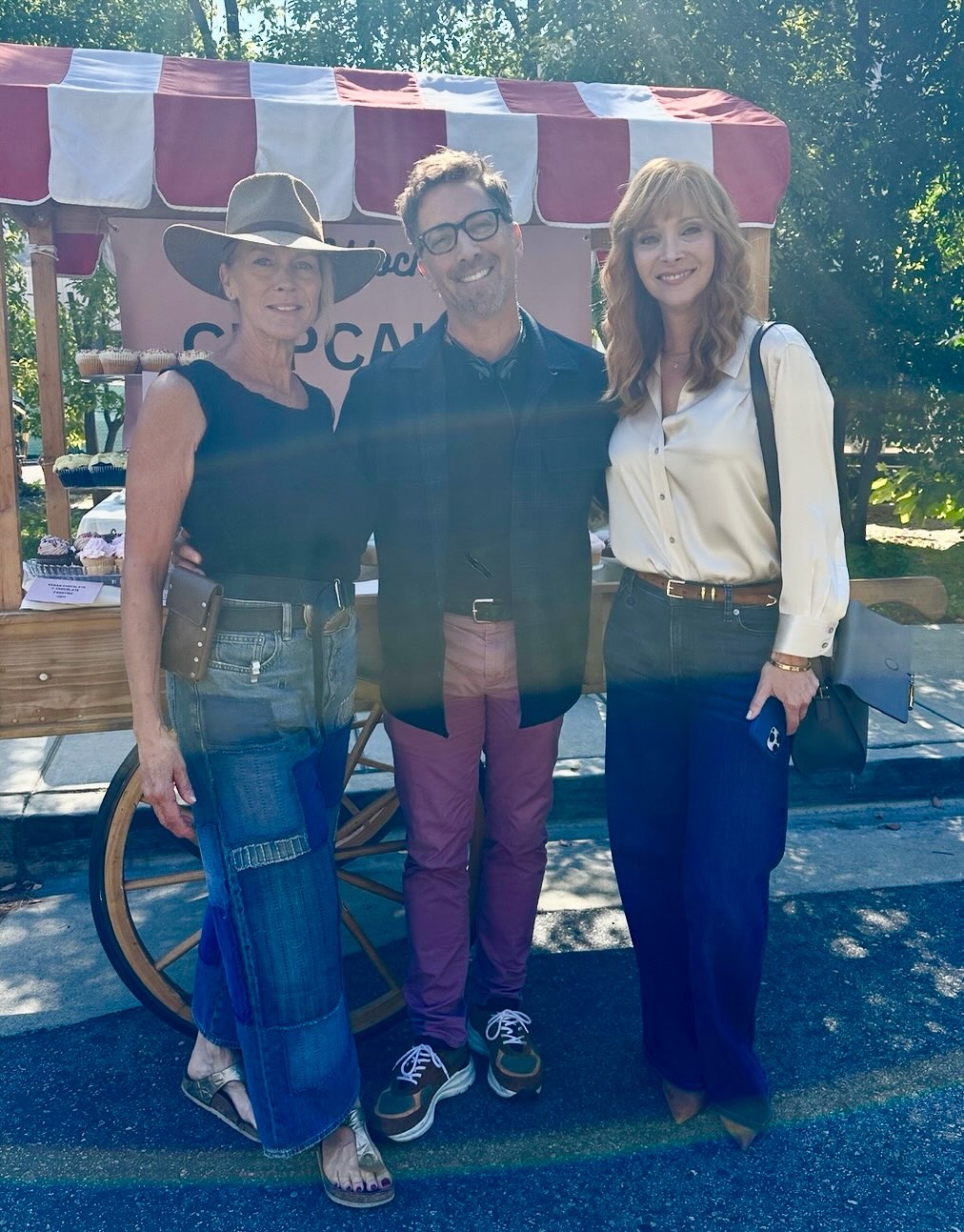 We baked #cupcakes for #thecomeback @hbo @hbomax Thank you! #lisakudrow #valeriecherish #behindthescenes