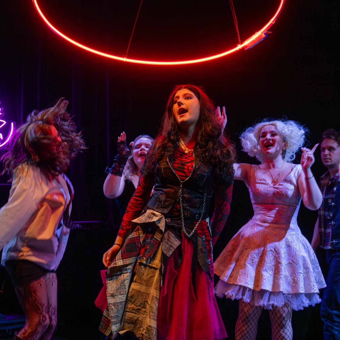 I poszliśmy, zupełnie va banque!
Za nami premiera "Mister Pank. Piosenki kryzysowe" - spektaklu muzycznego, który powstał z potrzeby zadania kilku niewygodnych pytań o słowa, które znamy na pamięć - i o tym co zaczynają znaczyć, kiedy śpiewa je inne pokolenie.
To był wieczór pełen odwagi i ogromnej pracy zespołowej, ale też wieczór, w którym piosenki wróciły do nas inaczej, niż się spodziewaliśmy.
Dziękujemy wszystkim, którzy byli z nami. Przypominamy, że tak - można będzie zobaczyć nas w kwietniu, że proszę śledzić nasze sociale oraz że to jedyny spektakl, w którym można rzucać pieniędzmi w aktorów.
Foty - niesamowita osoba asystencka w osobie Patrycji @patrycjadzienisz.fotografka