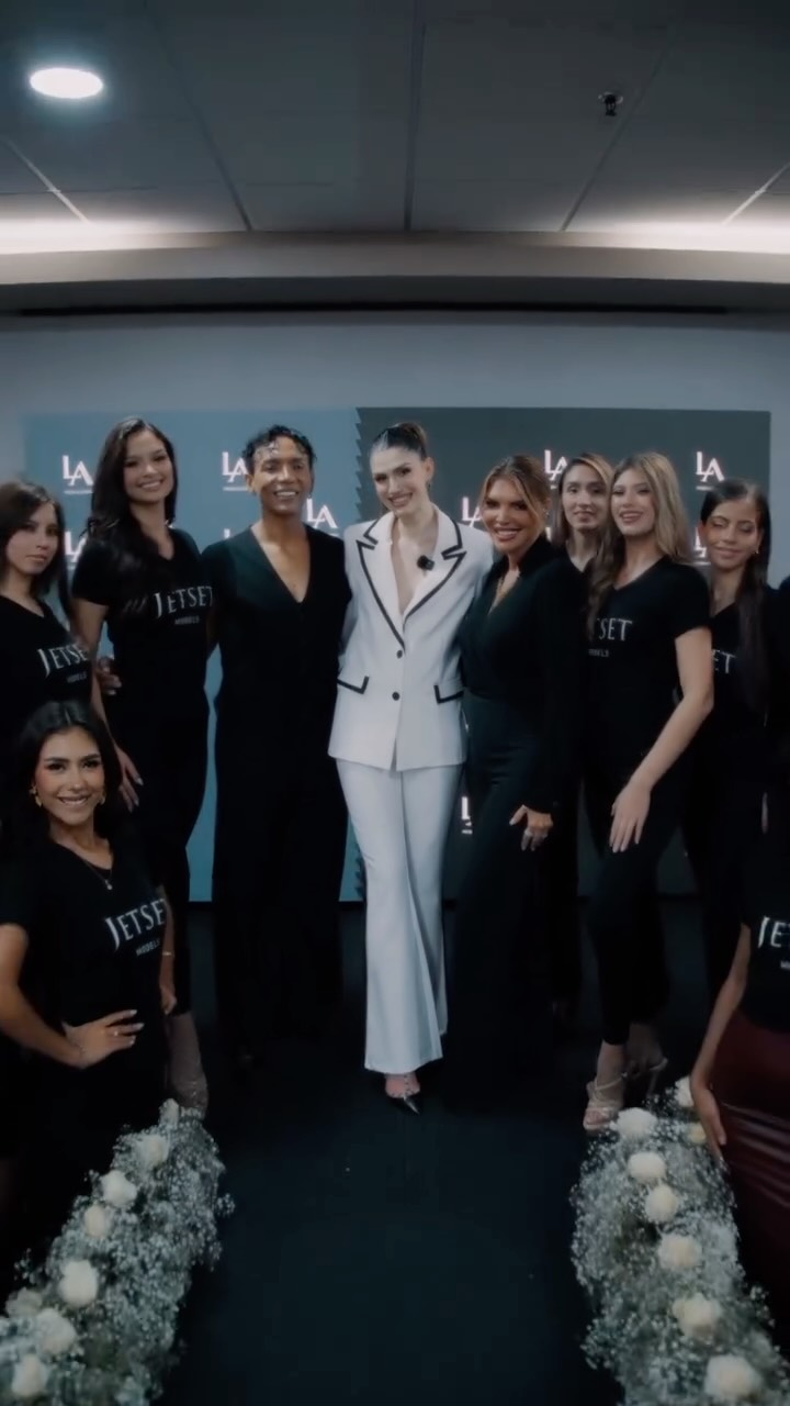 Women of Presence Masterclass in Peru alongside LA Production, JetSet Models, and Miss Peru, holding space for women who lead with depth, grace, and authenticity.
This workshop was about reconnecting to the body, the voice, and the inner steadiness that creates true impact. Because real presence isn’t something you put on, it’s something you embody.
Girls, you truly shined. So proud of the energy, confidence, and presence you each brought into the room. ✨
Thank you Peru, @jessicanewtonofficial_ @elbrillofeliz @missperuofficial @casemaze @dapericaguan for receiving me so warmly, I truly love being here. 🇵🇪❤️