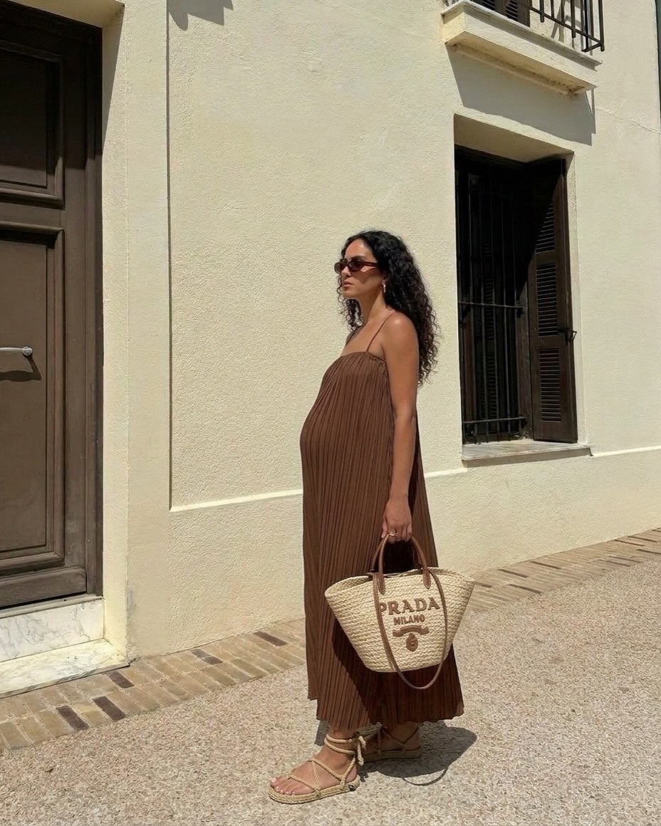 A summer dress that you will keep wearing on repeat 🫶🏼
#maternitystyle #pregnancy #mumstyle