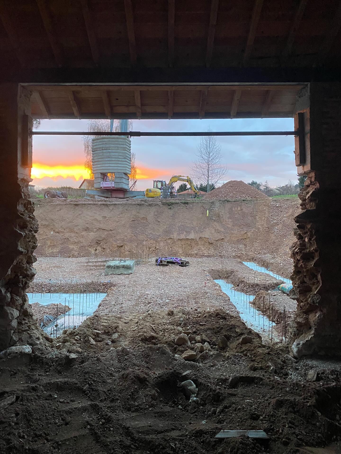 👉 SWIPE JUSQU’AU BOUT POUR VOIR LE RESULTAT !
Bravo et merci à Delaire pour la Maçonnerie et @lespinassetoitures pour cette magnifique toiture !
On attend la suite avec impatience… 👀
#winery #coteroannaise #loirevolcanique #domainedespalais #ambierle