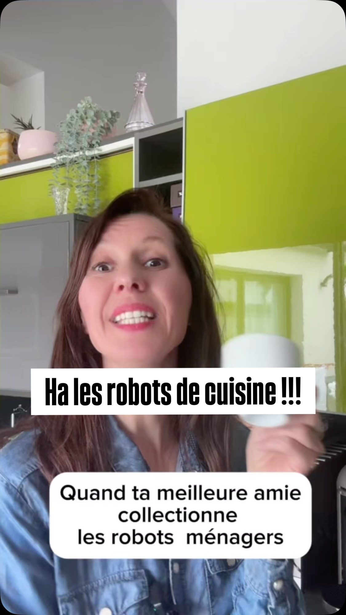 Les robots de cuisine ont envahis ton plan de travail ou tes placards et pourtant tu t’en sers peu ou pas du tout
N’hésite pas à témoigner ou à partager si tu connais une personne concernée par trop de robots .
l’humour permet de passer des messages subtilement🤣
T’en ai où de ton coté « team robots » ou team « casserole for ever »
Hâte de te lire
Sandra
#homeorganizer #cuisine #organisationmaison #sketch #humour