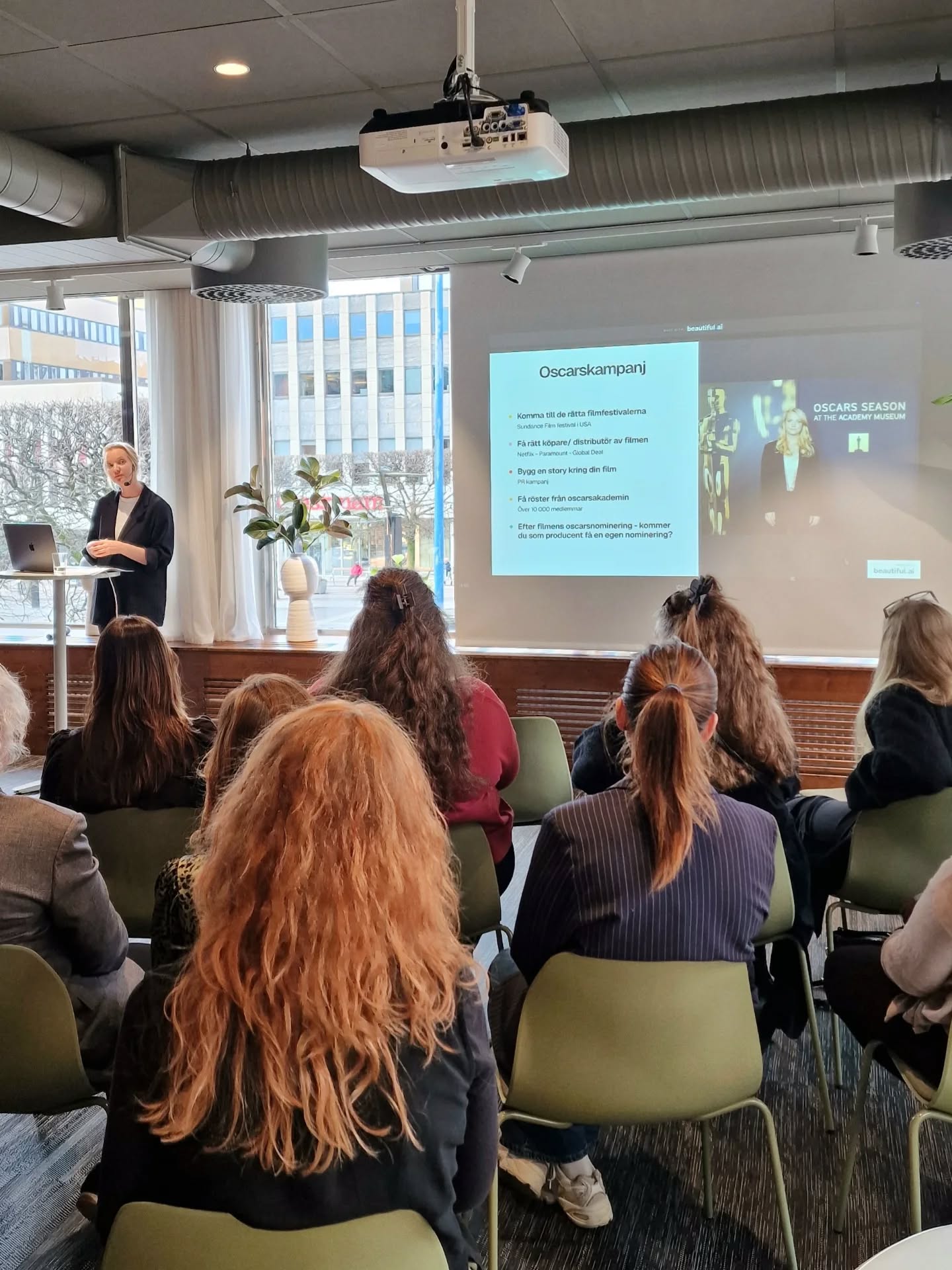 Tack Hanna Aqvilin för en stark, berörande och mycket inspirerande föreläsning hos oss på Kavai.
Med utgångspunkt i arbetet bakom Black Box Diaries tog Hanna oss med på en resa som sträckte sig långt bortom filmens värld. Det blev en berättelse om uthållighet, ansvar och modet att stanna kvar när vägen framåt känns osäker, lång och ibland nästan omöjlig.
Vi fick en unik inblick i den nio år långa processen bakom filmen, men också i det mänskliga som finns i varje berättelse som verkligen betyder något. Om att fortsätta även när tvivlet tar plats, när förutsättningarna förändras och när det hade varit enklare att släppa taget.
Det som stannade kvar hos många av oss var just detta: att det ibland inte är starten som kräver mest mod, utan förmågan att hålla fast vid sin riktning över tid. Att tro på det man gör, att bära ansvar för berättelsen och att orka fortsätta när vägen inte är rak.
Tack Hanna för att du delade med dig så generöst av din resa, dina erfarenheter och dina perspektiv. Och tack till alla kvinnor i vårt nätverk som var med och gjorde eftermiddagen så varm, närvarande och inspirerande.
Det är i sådana här möten som nya tankar väcks, erfarenheter delas och drivkraft får ny energi.
#kavai #blackboxdiaries #kvinnligtföretagande #kvinnligtnätverk #drivkraft