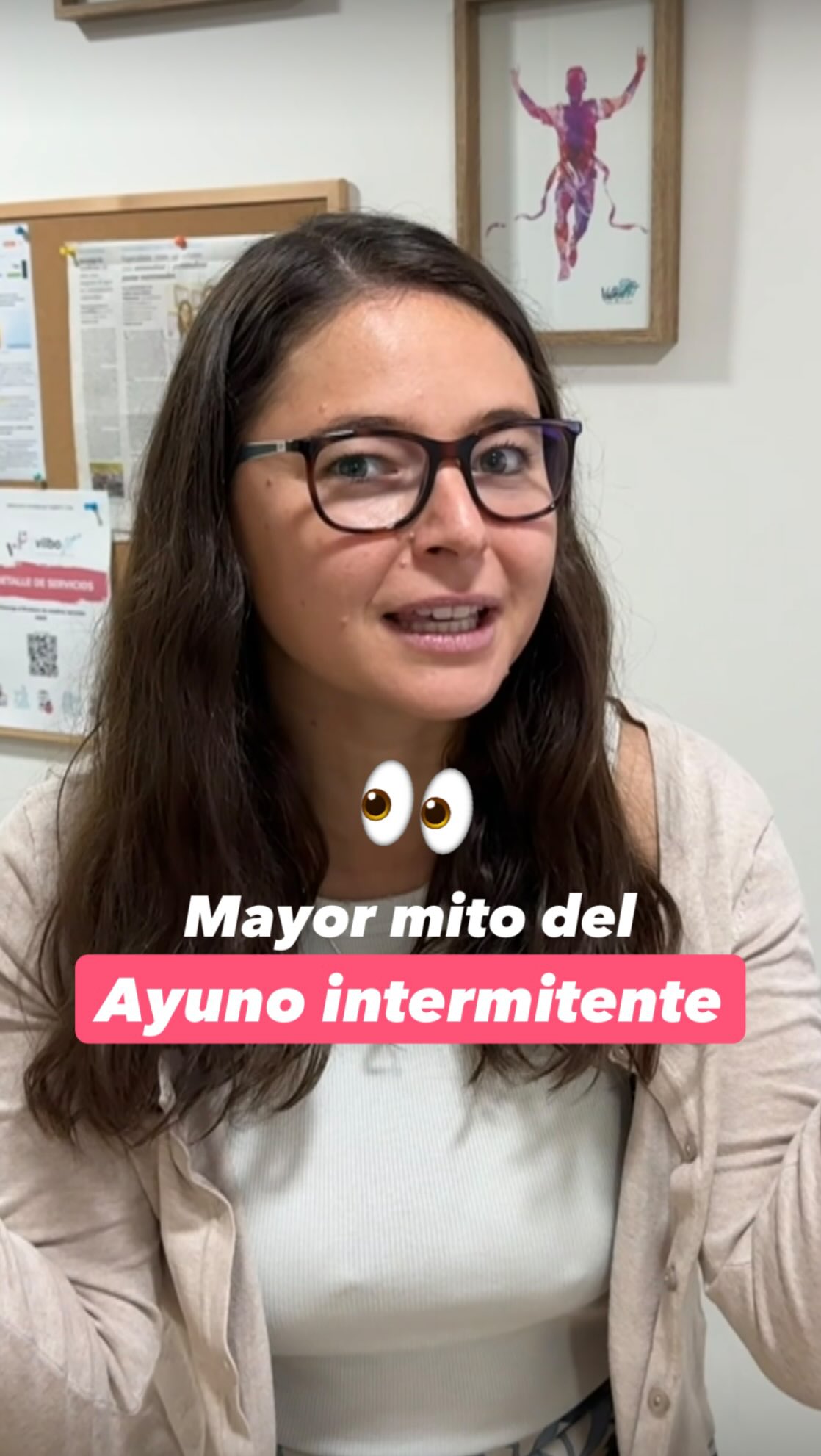 ⏳ No es el horario… es el contexto.
El ayuno intermitente puede funcionar para algunas personas, pero no por una razón “mágica”, sino porque les ayuda a organizar mejor su alimentación.
El problema aparece cuando se transforma en una regla rígida o en una solución universal.
Lo que realmente hace la diferencia es lo que haces de forma consistente: cómo comes, cuánto comes y cómo entrenas.
💡 Hay personas que se sienten mejor comiendo en menos horas, y otras que necesitan más estructura durante el día.
Ambas pueden lograr resultados si hay
estrategia detrás.
✨ No existe un método perfecto, existe el que puedes sostener en el tiempo sin afectar tu salud ni tu relación con la comida. #ayunointermitente #nutricionreal #bajardepeso