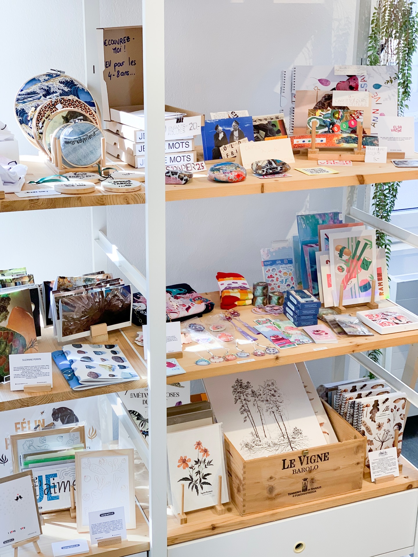 Découvre nos créatrices en papeterie et illustration ✍️
Que tu sois fan d’illustration, de collage ou de papeterie, une grande sélection de créatrices sont à (re)découvrir à la boutique.
✨ @creations_elsavalse et ses collages à l’univers magique
✨ @ly.s_art et ses illustrations et accessoires super kawai
✨ @suzanne.perrin et sa papeterie 100% upcyclée
✨ @typographe.ch et ses créations pleines de caractère, imprimées à la presse typographique Heidelberg
✨ @_brode.way qui dessine avec ses fils et son aiguille
✨ @bezba_work et ses illustrations pop et féministes
✨ @all.paper.ink.colors et son univers poétique
✨ @patterns_by_m.a et sa papeterie serigraphiée super graphique
✨ @angelfamilydesign et ses illustrations inspirées de notre région, déclinées en papeterie, textiles et accessoires pour la maison
✨ retrouvez également encore jusqu’à la fin du mois les illustrations inspirées par la nature de @botanophilia.illustrations