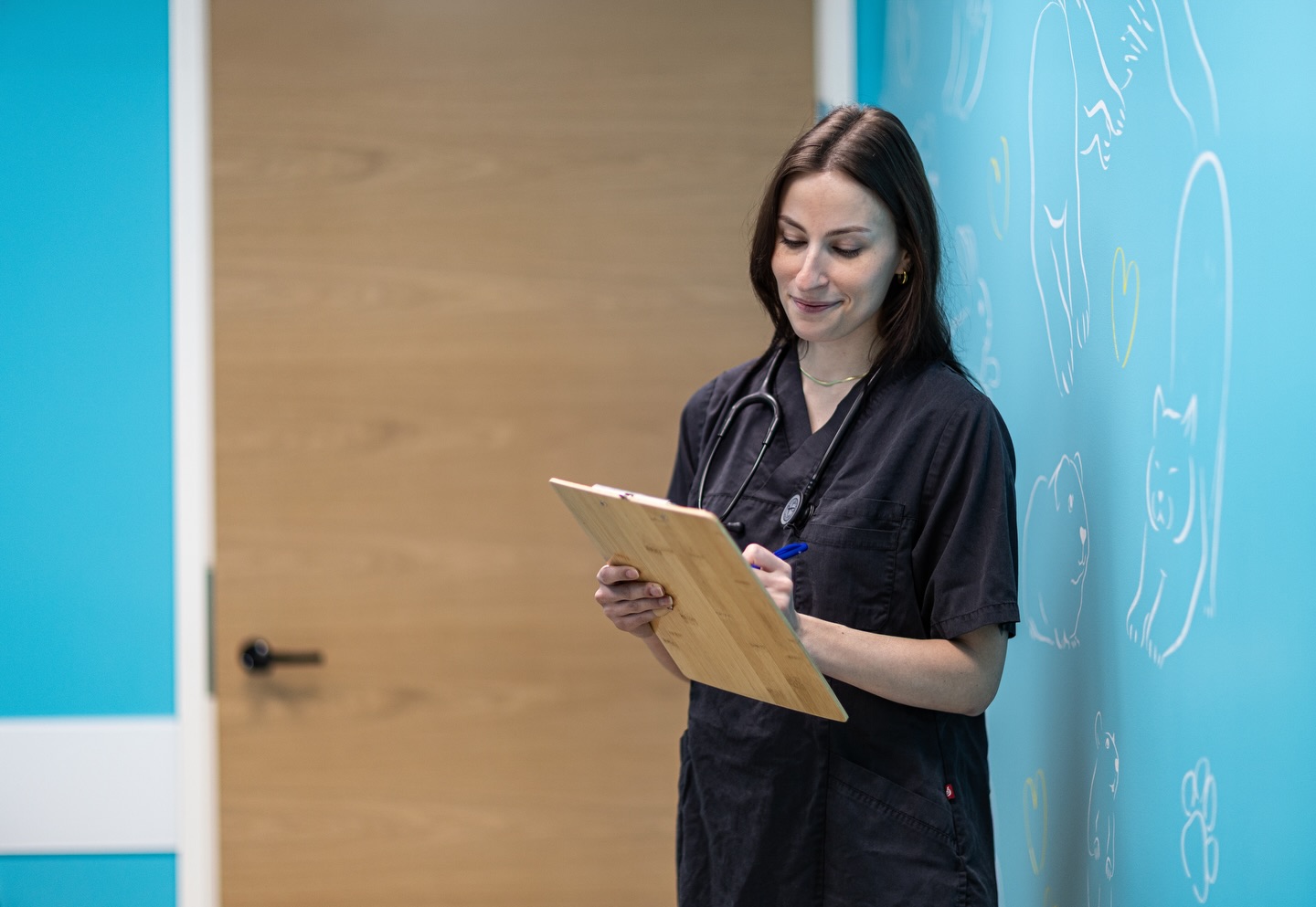 ᴛᴇʀᴠᴇᴛᴜʟᴏᴀ ʟɪʟʟᴠᴇᴛ ᴋᴀɴɢᴀꜱʟᴀɴ ᴛɪɪᴍɪɪɴ ᴇʟäɪɴʟääᴋäʀɪ ɴᴏᴏʀᴀ! 🩵
Noora on valmistunut eläinlääkäriksi Tarton maatalousyliopistosta vuonna 2023 ja valmistumisen jälkeen tehnyt eläinlääkärin töitä neljällä eri klinikalla ja sairaalassa.
Noora tekee monipuolista yleispraktiikkaa ja sen lisäksi myös leikkauksia sekö ottaa vastaan mielellään myös kissapotilaita! Nooralle erityisen tärkeää on, että klinikkakäynti olisi aina mahdollisimman stressitön ja mielekäs niin omistajalle kuin lemmikille.
Kangasalan porukkaan voit tutustua lisää:
👉🏼 lillvet.fi/kangasala
Ajan Nooralle voit varata helposti:
👉🏼 lillvet.fi/ajanvaraus
LÄMPIMÄSTI TERVETULOA LILLVETIIN NOORA! 💛