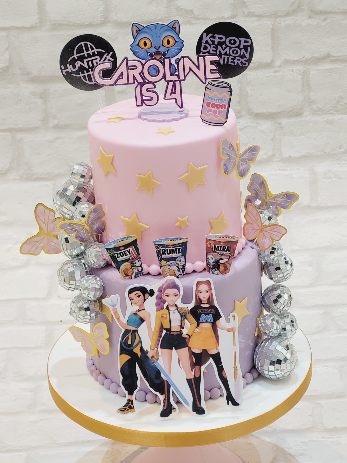 💜✨ Caroline is 4! ✨💜
Bringing the ultimate K-Pop Demon Hunters vibe to this bold, playful celebration cake! 🎤⚔️ From pastel pinks and lilacs to disco balls, stars and fierce characters ready to take on any demon that dares crash the party 👀🔥
Topped with personalised details and packed with attitude, this cake is all about fun, power and a little bit of sparkle 💫
#KPopCake #DemonHunters #BirthdayCake #KidsBirthdayCake