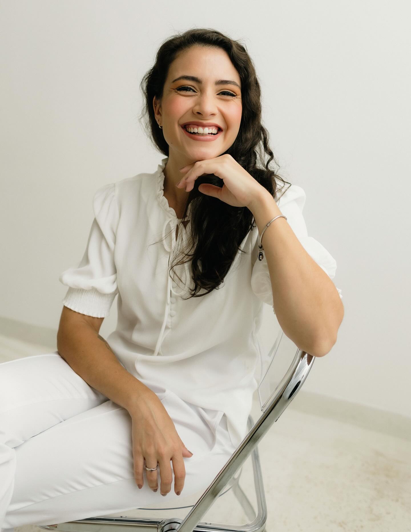Hoje é dia de parar tudo e celebrar ela! 🎂🤍
Lívia, a nossa Lívia, que chega com câmera na mão, de olho em tudo e aquela energia de quem quer que cada entrega cause impacto.
Ela é leitora. É fotógrafa. Videomaker. Tem uma gata que gosta de privacidade. Adora um docinho. Não come carne, mas ama sushi. Constrói sonhos.
E vive com uma frase que a representa inteira:
“Crie o que causa uma revolução no seu coração!”
É isso que ela faz todos os dias por aqui, com cuidado, presença e um jeitinho que transforma o simples em algo que vale a pena, através da sua honestidade, ética e verdade.
A Abrace não seria a mesma sem você, Lívia!
Feliz aniversário! Siga inspirando todos nós.
Algo que você faz naturalmente, só de existir. ✨🎉