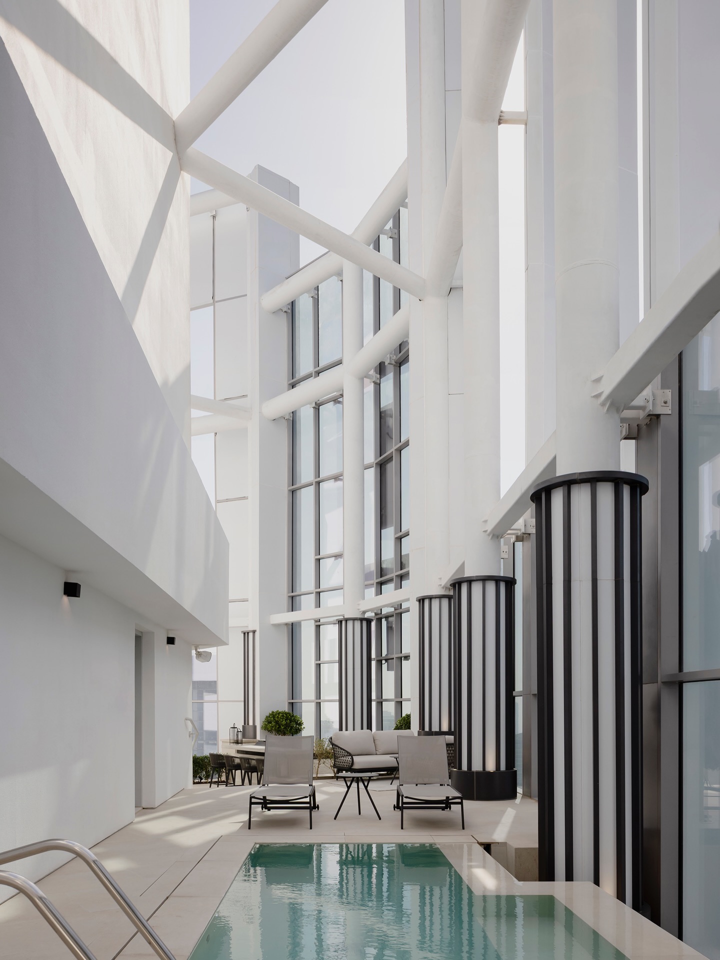 A hidden pool sanctuary offering a calm escape from the city’s energy
Minimal finishes and soft light shape a tranquil, restorative retreat
Photographer: @toozestudio
Developer: @livdevelopers