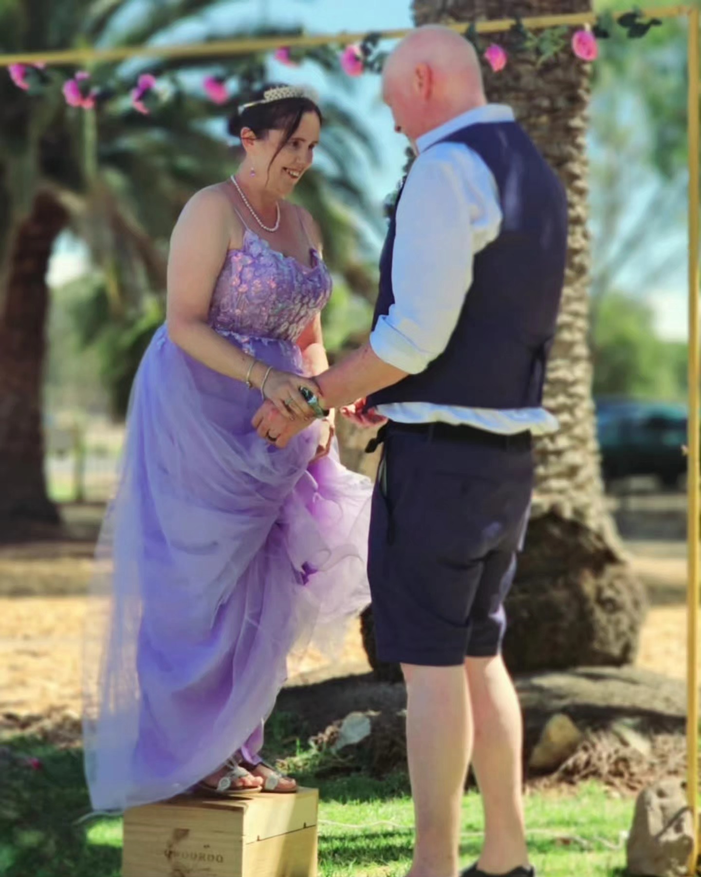 What an unforgettable day for Cassandra and Travers, who tied the knot on Sunday, February 23rd! 💕 With Travers standing tall at nearly 6’7” and Cassandra just 5’4”, a special moment had everyone smiling. The beautiful bride ran off behind a tree to bring out a little extra help (a box!) to stand upon for their very first kiss, as wife and husband.
@hilltopfreshflowers
@capturingcandid_photography
@maceyandme18
#Celebratelove
#2025bridetobe
#2026bridetobe
#2025groom
#2026groom
#flowergirl
#weddingparty
#celebrantsouthaustralia
#travellingcelebrant