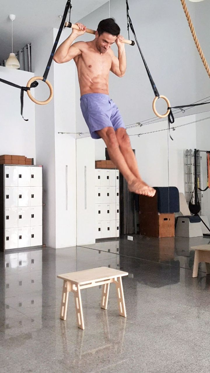 Grip Strenght Adjustable Pull-Ups With Beech Wood Bar using:
www.fitprogress.com/shop/fitrod-wood
FitRod (Wood) is a versatile solid beech stick, 80 cm (31.5 in) long, with a circumference of 11 cm (4.33 in). It can be easily hung, making it convenient for on-the-go use. Weighing 0.75 kg (1.65 lbs), it comes with two 80 cm (31.5 in) ropes and two stainless steel heavy-duty carabiners. It has been tested to sustain more than 100 kg (220 lbs).
FitProgress Studio Coaching @HandstandTrack Balance Support System.