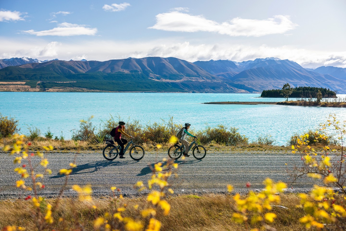 Autumn in Canterbury is pure magic 🍂
Golden poplars line quiet country roads, the Southern Alps stand snow-dusted against crisp blue skies, and the Mackenzie Basin glows in rich amber light.
The world-famous @alps2ocean Cycle Trail — New Zealand’s longest continuous cycle trail — winds from Aoraki Mount Cook to the Pacific, tracing turquoise lakes and vast alpine landscapes at their most spectacular 🚴♂️
If you could explore this season your way, would you choose to cycle it, drive it, or simply soak it in from a luxury lodge?
Tell us your pick below 👇
#Canterbury #Alps2Ocean #Autumn #NewZealand #SouthIsland #LuxuryTravel #JourneySouthTravel #NZTravel #ActiveRelaxer