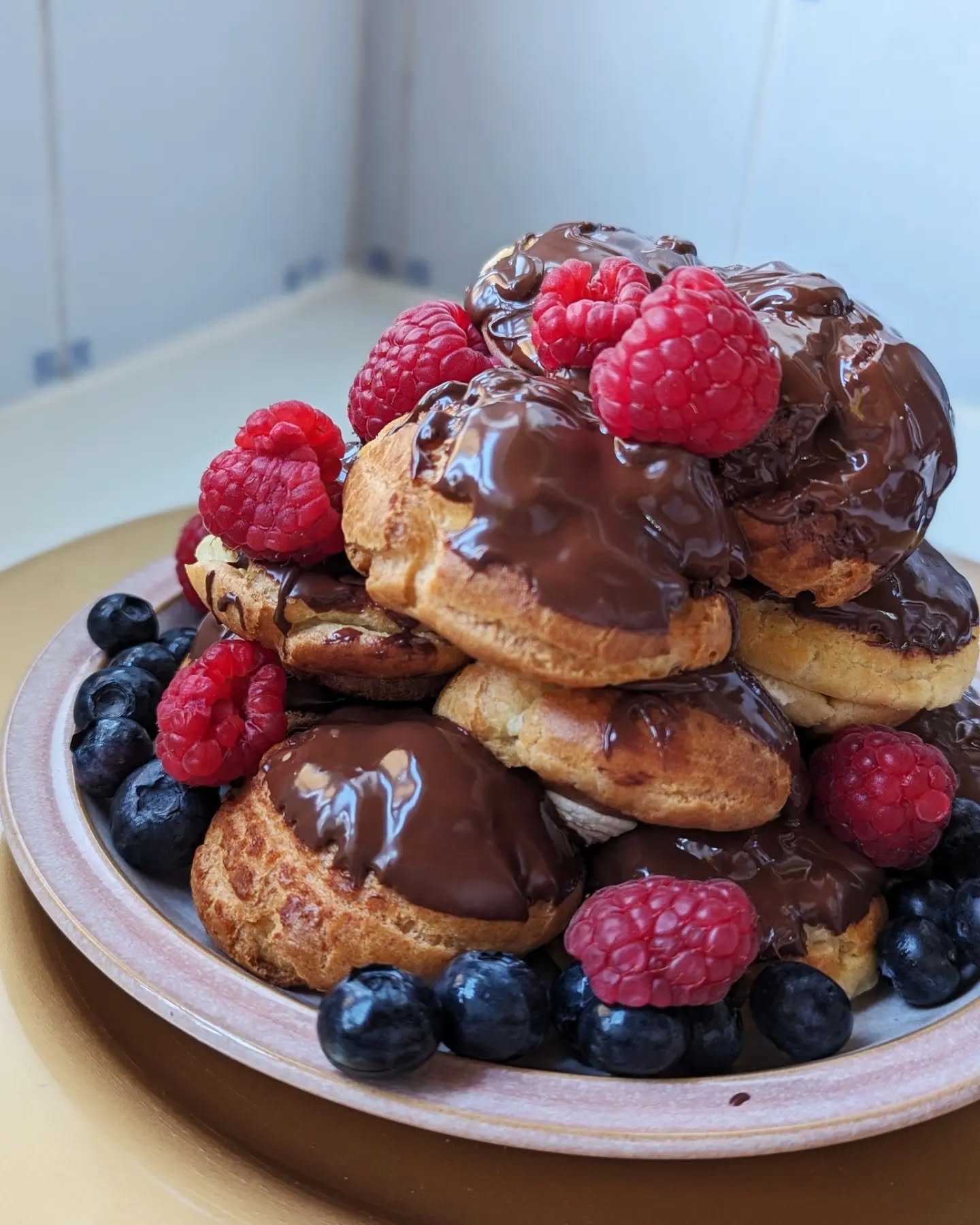 Low key birthdays call for a simple stack of cream filled profiteroles, chocolate & berries ✨🤭
#prismbakes #prismbakesdesserts #profiteroles