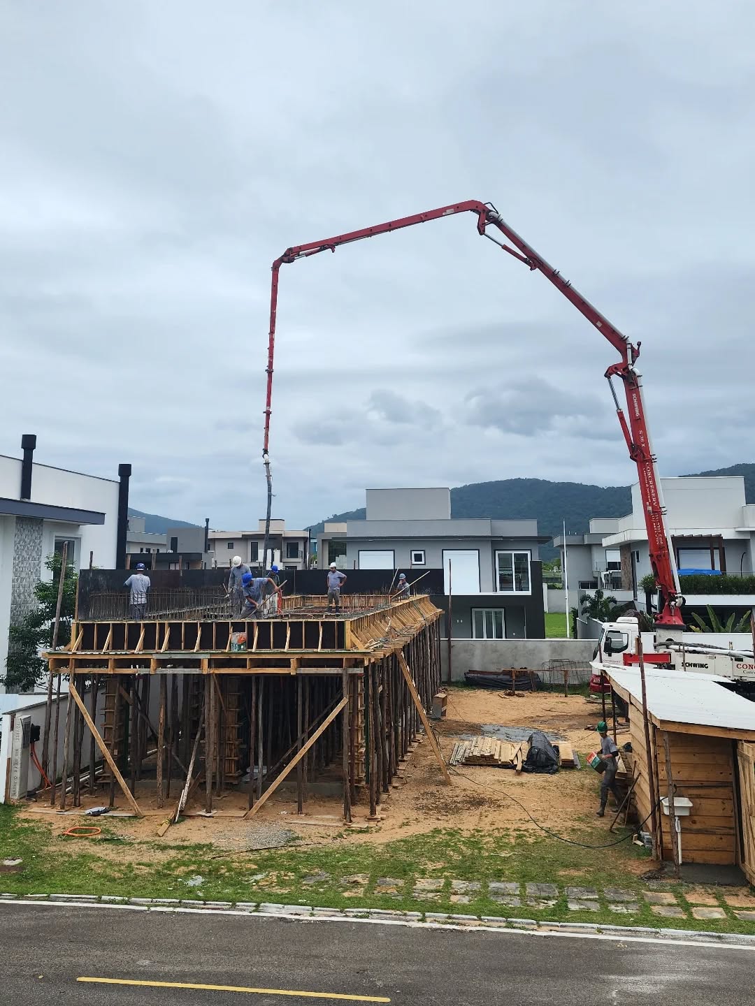 Casa Arvoredo | 2025
Concretagem em andamento. O momento em que a estrutura começa a subir e o projeto deixa de ser apenas linhas no papel.
Cada forma, cada escora e cada nível conferido prepara o cenário para um dos passos mais importantes da obra: lançar o concreto com precisão, garantindo a base do pavimento superior.
.
Casa Arvoredo | 2025
Hormigonado en ejecución. Ese momento en el que la estructura empieza a elevarse y el proyecto deja de ser solo líneas en un plano.
Cada encofrado, cada puntal y cada nivel verificado prepara el escenario para uno de los pasos más importantes de la obra: verter el hormigón con precisión, garantizando la base del próximo nivel.
.
www.kubiko.com.br
#kubiko #florianopolis #investimento