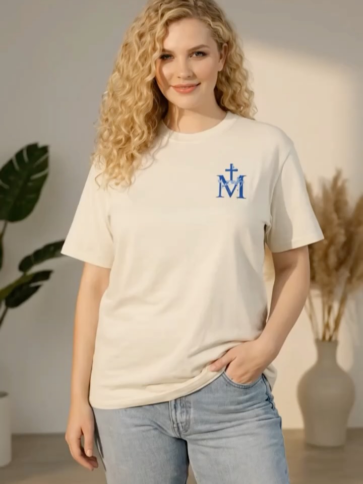 Às vezes, a fé não precisa de palavras barulhentas. Ela se manifesta no silêncio, na força de uma oração sussurrada e, sim, naquilo que escolhemos vestir. 🕊️🤍
Nossa Senhora das Graças não está apenas nos altares; ela caminha conosco no cansaço do trabalho, nas decisões difíceis e nos pequenos milagres do dia a dia.
Criamos estas três versões da Medalha Milagrosa para que você sinta esse manto de proteção em cada movimento. Seja na delicadeza das flores, na força do Imaculado Coração ou na sobriedade do monograma, cada detalhe é um lembrete real: você nunca caminha só.✨🙏
Qual dessas graças você vai carregar junto ao peito hoje?
#usefides #fides #nossasenhoradasgraças #medalhamilagrosa #fé