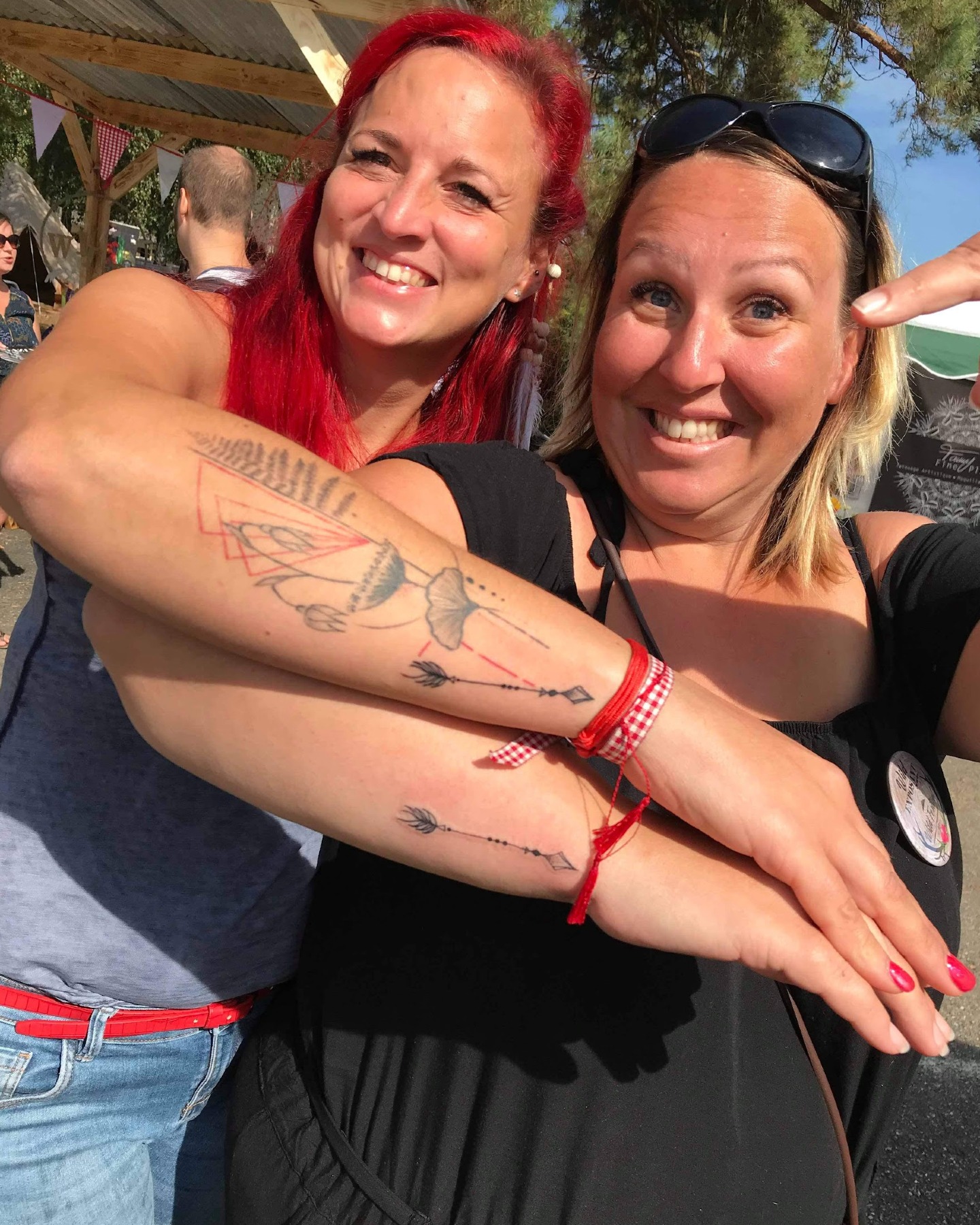 « NE MÉLANGE JAMAIS BUSINESS ET AMITIÉ, ÇA FOUT LA MERDE. » 🪓
On m'a rabâché cette phrase pendant des années.
Je l'ai longtemps crue. Mais la vérité ?
Ce n'est pas le business qui détruit une amitié.
C'est que l'amitié en question était merdique à la base.
Une véritable connexion ne peut pas être tuée par un contrat.
J'avais envie de démarrer une série pour mettre à l'honneur mes "Business Besties".
Et il fallait que je commence par la plus ancienne : Murielle @hautebouture
On s'est rencontrées en 2009. J'étais Wedding Planner. On m'avait dit : "Il y a une jeune fleuriste un peu folle qui se lance, demande-lui un devis." L'alchimie a été immédiate, précisément parce que nous sommes l'exact opposé.
On a eu nos crashs, bien sûr. Quand on s'embrouille, elle gueule, et moi je fais la gueule en silence (chacun son style 😂). Et concernant l'argent, il n'y a jamais eu l'ombre d'une tension : le cadre était fixé, clair, et chacune tenait son rôle.
Mais là où tu reconnais une sœur d'armes pour la vie, c'est dans les tranchées. Elle a traversé mes 3 descentes aux enfers à mes côtés. (Oui, 3. Entre les deux dont je vous ai déjà parlé, il y a eu une épreuve plus violente... j'en parlerai peut-être un jour).
Elle était juste là.
Pour m'aider à déménager, pour me changer les idées, pour me traîner en vacances.
Elle a vu tous mes pivots business, sans jamais me juger. (Enfin je ne crois pas LOL)
Je n'oublierai jamais mon tout dernier mariage en tant que Wedding Planner. L'enfer absolu. Elle est restée avec moi. Le lendemain de ce mariage, je décidais d'arrêter définitivement mon métier.
Merci ma Schneck. On a organisé des centaines d'événements ensemble, et on prépare déjà La Journée des Patronnes #2.
S'entourer des bonnes personnes en business, trouver ce cercle où l'on n'a plus besoin de porter un masque, c'est ce qui fait la différence entre s'effondrer et bâtir un empire.
C'est exactement cette énergie de soutien brut et inconditionnel que je transmets en ce moment dans l'Immersion SUPERBLOOM.
👇 Tu as loupé le début, tu peux prendre le train en marche, et voir les REPLAYS
Commente le mot SUPERBLOOM
Ose être toi, bordel ! ✨