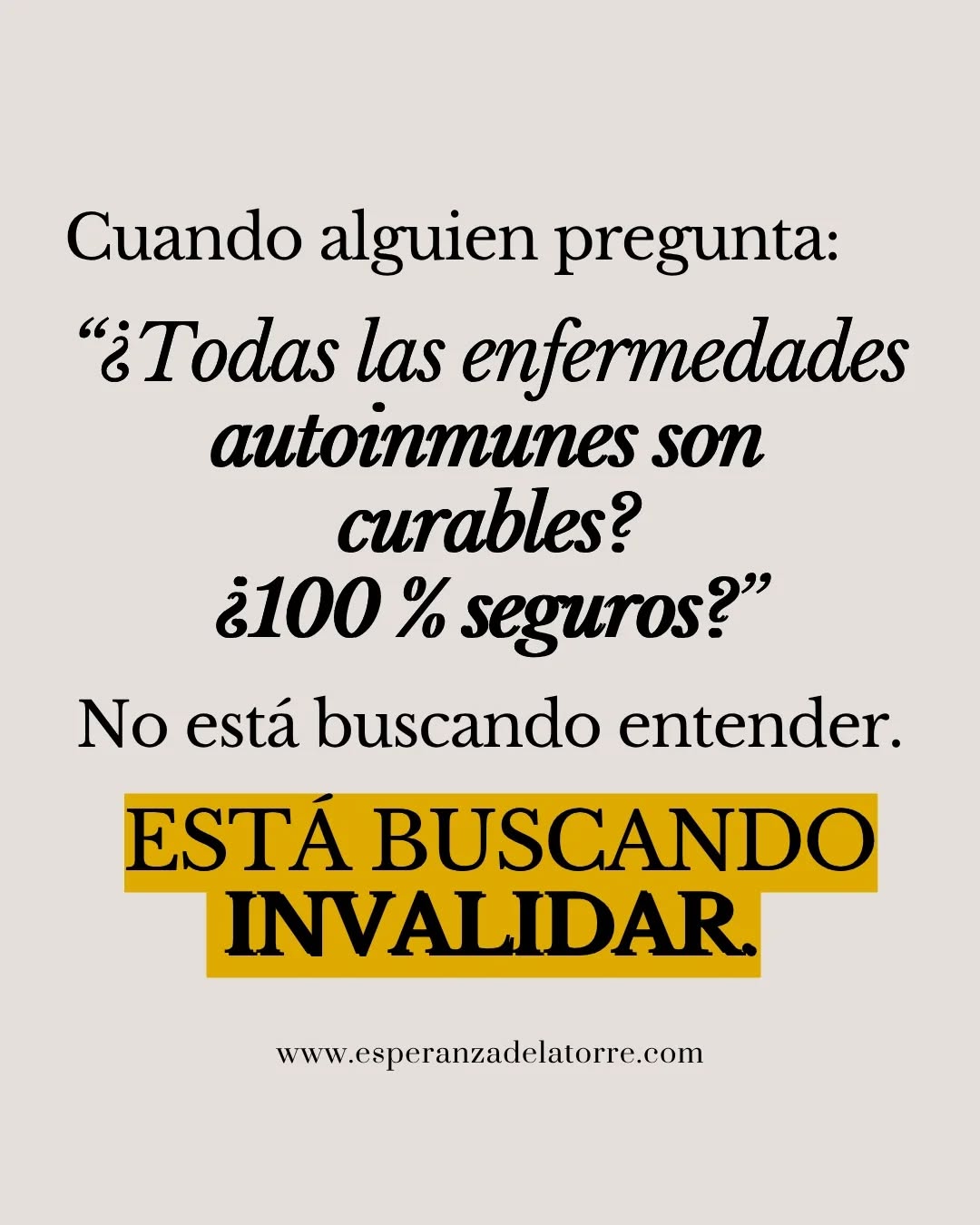 Hay preguntas que, por cómo están formuladas, no facilitan una conversación real.
No necesariamente por la intención de quien las hace (que no siempre se puede conocer), sino por el marco en el que colocan lo que se está hablando.
Cuando algo se plantea en términos de: “¿Todas las enfermedades autoinmunes son curables? ¿Es 100% seguro?” “¿Funciona para todos?”, la conversación deja de ser exploratoria y pasa a girar en torno a una 𝐞𝐱𝐢𝐠𝐞𝐧𝐜𝐢𝐚 𝐝𝐞 𝐜𝐞𝐫𝐭𝐞𝐳𝐚 𝐚𝐛𝐬𝐨𝐥𝐮𝐭𝐚.
Y eso tiene un efecto muy concreto.
Cuando un proceso biológico, que responde a una lógica, a un contexto y a una adaptación concreta, se encierra en un “sí o no” o en un “todo o nada”, lo que ocurre 𝐧𝐨 𝐞𝐬 𝐮𝐧𝐚 𝐬𝐢𝐦𝐩𝐥𝐢𝐟𝐢𝐜𝐚𝐜𝐢ó𝐧 𝐢𝐧𝐨𝐜𝐞𝐧𝐭𝐞.
Es una reducción del fenómeno a un formato que no puede sostenerlo. Y en ese marco, 𝐜𝐮𝐚𝐥𝐪𝐮𝐢𝐞𝐫 𝐫𝐞𝐬𝐩𝐮𝐞𝐬𝐭𝐚 𝐪𝐮𝐞𝐝𝐚 𝐥𝐢𝐦𝐢𝐭𝐚𝐝𝐚 desde el inicio.
𝑺𝒊 𝒏𝒐 𝒆𝒔 𝒂𝒃𝒔𝒐𝒍𝒖𝒕𝒂, se descarta.
𝑺𝒊 𝒆𝒔 𝒎𝒂𝒕𝒊𝒛𝒂𝒅𝒂, no es suficiente.
𝑺𝒊 𝒓𝒆𝒒𝒖𝒊𝒆𝒓𝒆 𝒄𝒐𝒏𝒕𝒆𝒙𝒕𝒐, se simplifica.
Ahí la conversación deja de ser un espacio para comprender y se convierte en un filtro 𝐩𝐚𝐫𝐚 𝐝𝐞𝐜𝐢𝐝𝐢𝐫 𝐫á𝐩𝐢𝐝𝐚𝐦𝐞𝐧𝐭𝐞 𝐪𝐮𝐞 𝐧𝐨 𝐞𝐧𝐜𝐚𝐣𝐚, que no es válido o que no funciona.
Y eso 𝐧𝐨 𝐞𝐬 𝐩𝐞𝐧𝐬𝐚𝐦𝐢𝐞𝐧𝐭𝐨 𝐜𝐫í𝐭𝐢𝐜𝐨.
El pensamiento crítico no exige certezas absolutas para poder mirar. 𝐍𝐨 𝐫𝐞𝐝𝐮𝐜𝐞 𝐥𝐨 𝐜𝐨𝐦𝐩𝐥𝐞𝐣𝐨 𝐚 𝐮𝐧𝐚 ú𝐧𝐢𝐜𝐚 𝐫𝐞𝐬𝐩𝐮𝐞𝐬𝐭𝐚 𝐜𝐞𝐫𝐫𝐚𝐝𝐚. No descarta lo que no encaja a la primera.
Esto es otra cosa. Es una forma de mantener una posición sin tener que revisarla.
Ese tipo de intervenciones, en la práctica, no abren diálogo.
No generan comprensión.
No aportan profundidad a lo que se está compartiendo.
𝐏𝐨𝐫 𝐞𝐬𝐨 𝐡𝐚𝐲 𝐜𝐨𝐦𝐞𝐧𝐭𝐚𝐫𝐢𝐨𝐬 𝐪𝐮𝐞 𝐧𝐨 𝐫𝐞𝐬𝐩𝐨𝐧𝐝𝐨.
No porque no tenga respuesta o porque no pueda sostener lo que digo, sino porque...
👇🏻 CONTINÚA EN COMENTARIOS 👇🏻