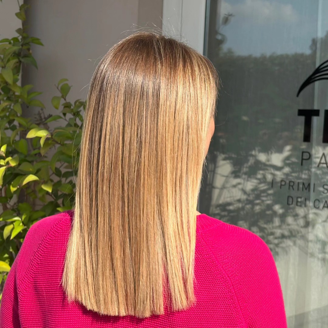 Schiariture naturali, calde e luminose ✨
Per questo look abbiamo lavorato con una miscela di decolorante arricchito con ceramidi e fluido anti-rottura,
per proteggere lo stelo durante tutta la fase di schiaritura.
A seguire, una tonalizzazione con *Color Non Color* a pH acido: non solo perfeziona il tono,
ma agisce come un vero trattamento di bellezza,
levigando lo stelo e sigillando le squame.
Il risultato? Capelli morbidi, idratati e incredibilmente luminosi 🌞💛
#TricovitaParrucchieri #SchiaritureNaturali #CapelliSani #ColorNonColor #HairCarePro #etoilage
#biondiluminosi #iprimispecialistinelbenesseredeicapellisottiliediradati #parrucchierecastelleone
#TricovitaLab