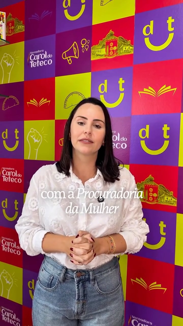 A criação da Procuradoria da Mulher em Contagem não foi um gesto simbólico.
Foi uma decisão política com impacto direto na vida real.
Há um ano, passamos a estruturar um espaço dentro do poder público voltado para algo que, por muito tempo, foi negligenciado: acolher, orientar e encaminhar mulheres que enfrentam violência, vulnerabilidade ou falta de acesso à informação.
A Procuradoria existe para aproximar o direito da realidade.
Para transformar dúvida em orientação.
Medo em acolhimento.
E silêncio em voz.
Ao longo desse primeiro ano, o trabalho não ficou limitado a um lugar físico. Ele se fortaleceu na escuta, na articulação com a rede de proteção, no encaminhamento responsável e na construção de políticas que olham para a mulher de forma completa com dignidade, cuidado e seriedade.
Comemorar esse primeiro ano é reconhecer um avanço importante.
Mas, principalmente, é reafirmar que ainda há muito a ser feito.
Porque garantir direitos não é um ato pontual. É um compromisso contínuo.
E é dentro desse compromisso que nasceu também a nossa campanha #SejaAVoz 💜 um movimento para que nenhuma mulher precise enfrentar situações de violência sozinha, e para que a sociedade entenda que proteger, acolher e agir é responsabilidade de todos.
Seguimos. 💜