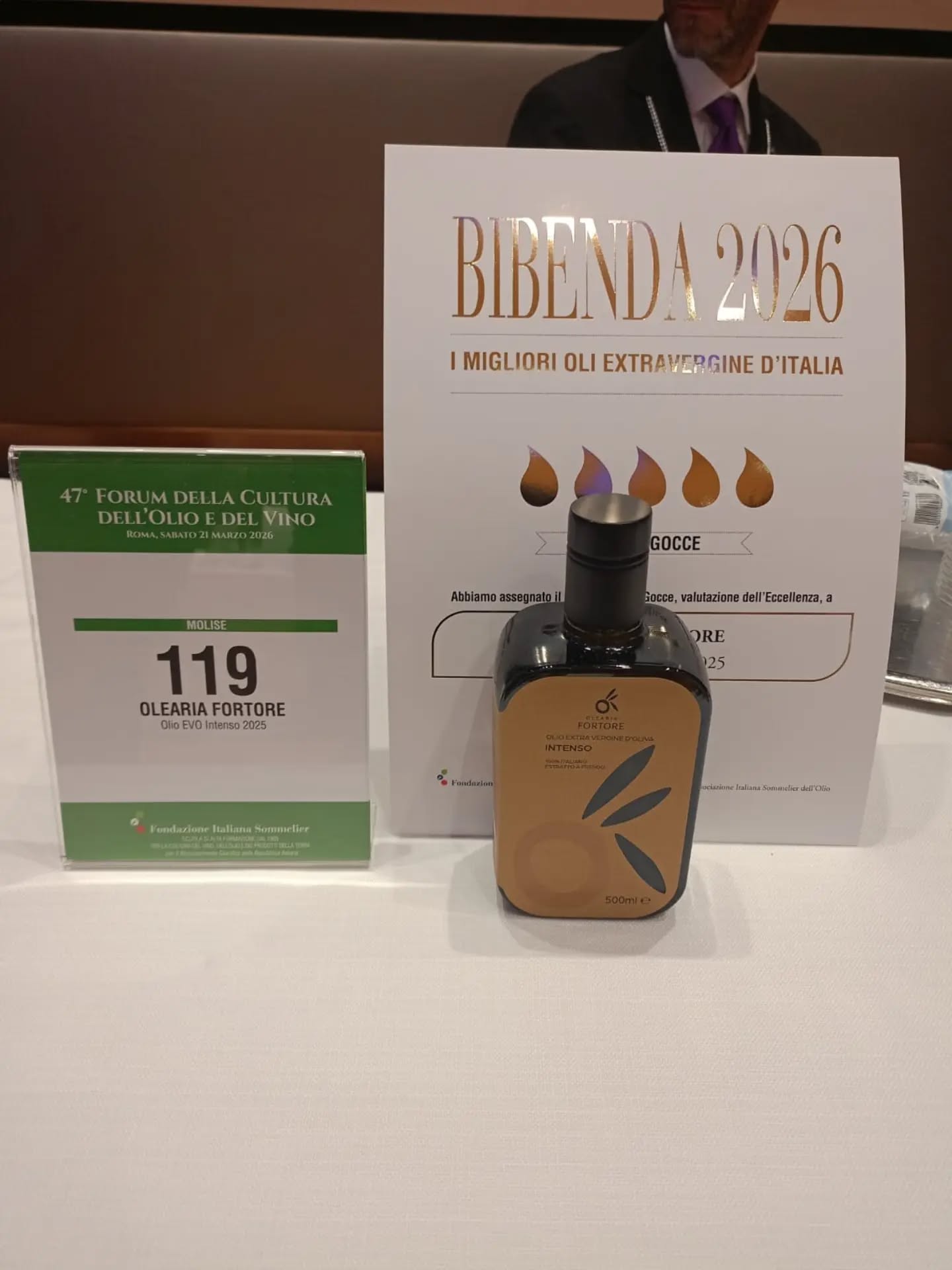 Ieri, per la prima volta, siamo stati presenti al 47° Forum della Cultura dell'Olio e del Vino che si è svolto presso il prestigioso @romecavalieri
Durante la cerimonia abbiamo ricevuto il premio delle 5 Gocce Bibenda, il massimo riconoscimento assegnato nella guida Bibenda, per il nostro Olio Intenso.
È stato un orgoglio per la nostra azienda aver ottenuto questo importante riconoscimento ed aver raggiunto il massimo punteggio nella Guida Bibenda 2026.
@bibendaofficial
@fondazionesommeliermolise
@tullioambrosino
#Macchiavalfortore #olioextraverginedioliva #qualita #premio #concorso bibenda guidabibenda