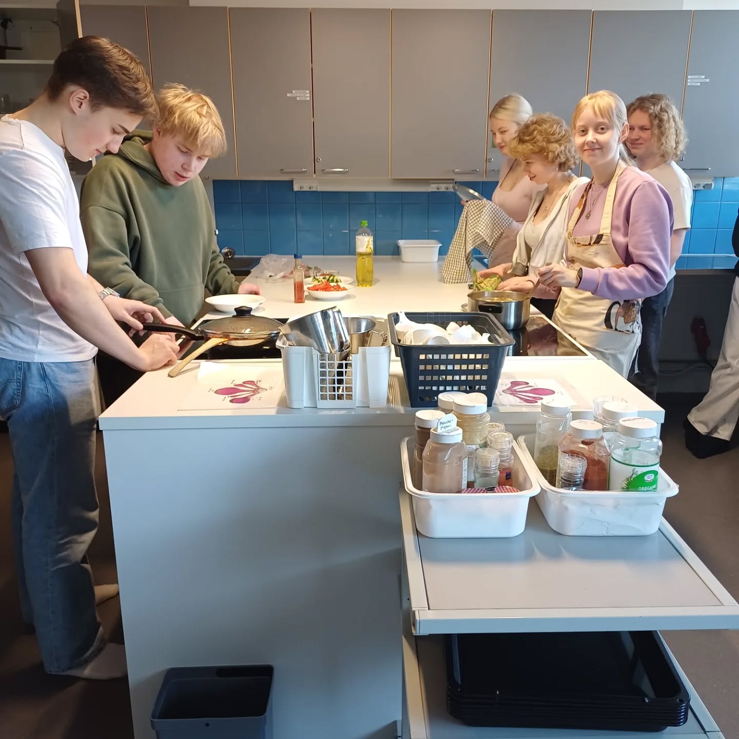 Viime viikolla UE03-kurssilaiset pääsivät tutustumaan eri kulttuureihin ruoan kautta😋
Kurssilaiset kokkasivat:
🇲🇽 Tortilloja
🇯🇵 Sushia
🇮🇳 Kanacurrya
🇨🇳 Kana-nuudelikeittoa
#säkylänseudunlukio #säkylä #ruoka