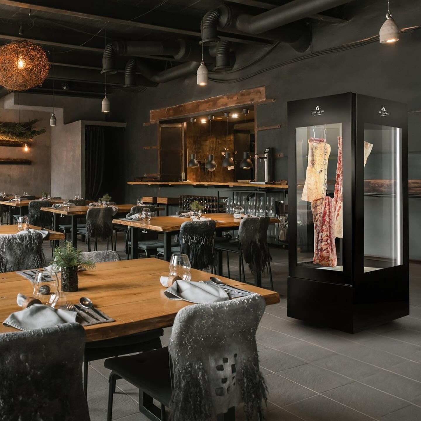✨ Warenpräsentation der Extraklasse – Die neue DRY AGER DX 2500® Vitrine ist da! 🥩
Ein Meisterwerk der Ingenieurskunst: Modernste Technik trifft auf edles Design. Die DX 2500® bringt Flexibilität und Eleganz in jede Location und bietet deinen Kunden eine 360°-Sicht auf feinste Lebensmittel in Veredelung. Perfekt für Fleisch, Käse und Schinken – ganz ohne Wasseranschluss. Bis zu 140 kg Reifeprozess auf einmal möglich – Genuss auf höchstem Niveau!
Lust auf ein Highlight in deinem Lokal? Jetzt anfragen und die Welt des Dry Aging erleben!
🔗Link in Bio
#DryAger #DryAgerVitrine #DX2500 #Lebensmittelveredelung #MeatLovers #GourmetErlebnis #GenussPur #Warenpräsentation