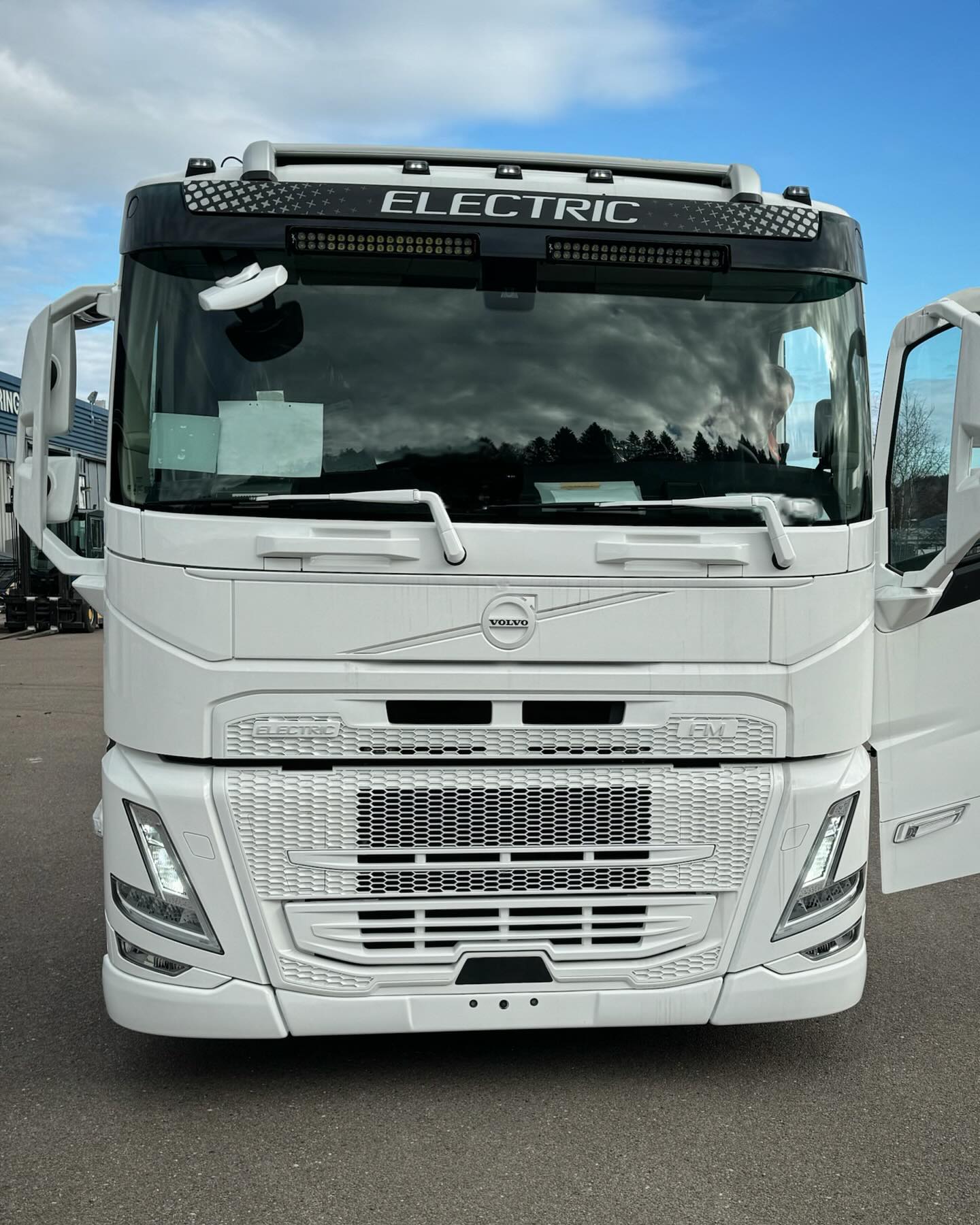 Kolla in vår el-lastbil!
Efter massor av arbete har vi lackat chassit och hyttdetaljer till en glansigt vit. Vi är så nöjda med resultatet ⚪️
#lastbillackering #lastbil #billack #hovgårdensytskydd #chassit #hyttlackering