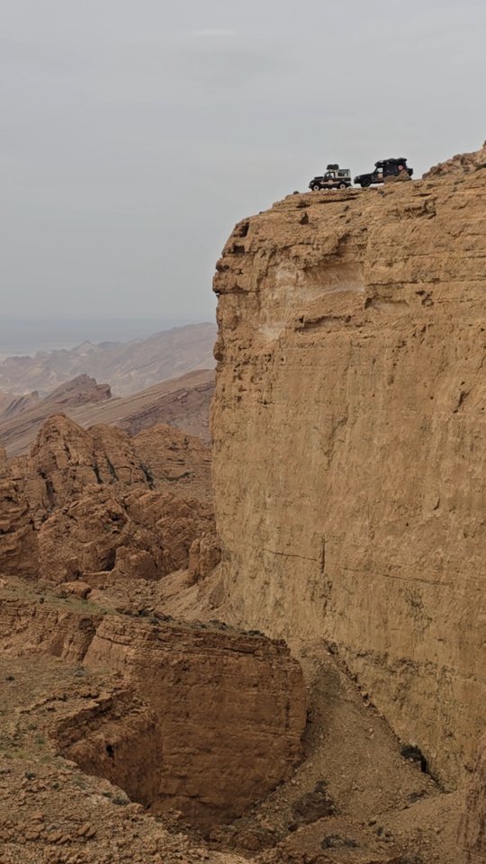 Tunesien hat uns heute mal wieder schwer beeindruckt.
Canyons, alte Panzerstraßen, View-Points, Sandtracks und Mittagspause unter Palmen 😄
Der Land Rover läuft heute mal ohne Probleme, was uns riesig freut. (and die Situation mit dem Tank, dem Getriebe und den Vergaserproblemen haben wir uns schon fast gewöhnt) 😅
#funrally #tunesien #sahara #landroverserie