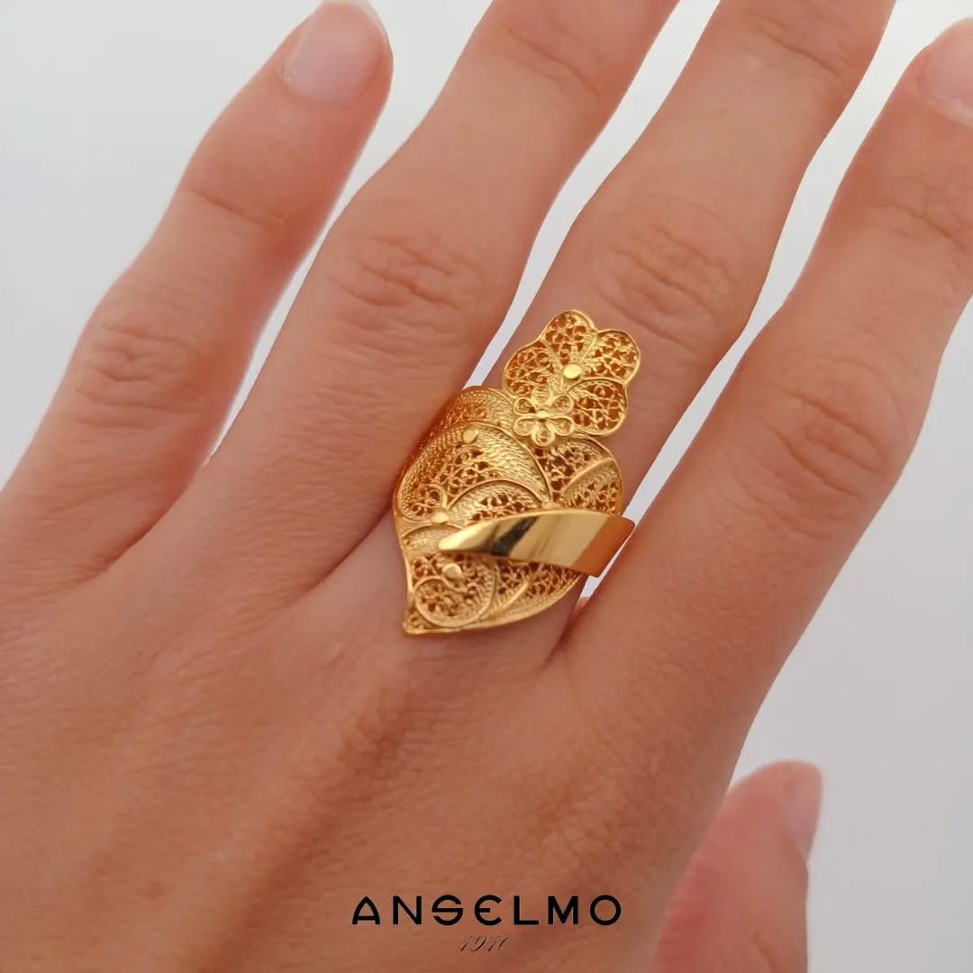 Anselmo 1910 - Anel prata dourada Coração de Viana
#anel #goldplatedsilver #handmade #tradicional #jewelry #filigrana #filigree