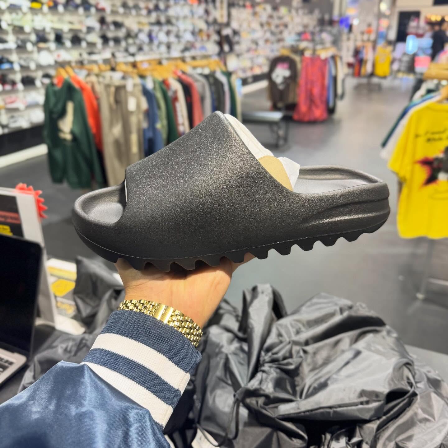 Black YZY 01 Slides ⚫️
Sizes: 7, 8, 9, 10, 11, 12, 13 & 14 Available!
SHOP NOW📱www.sneakerace.com💻 or DM to order!