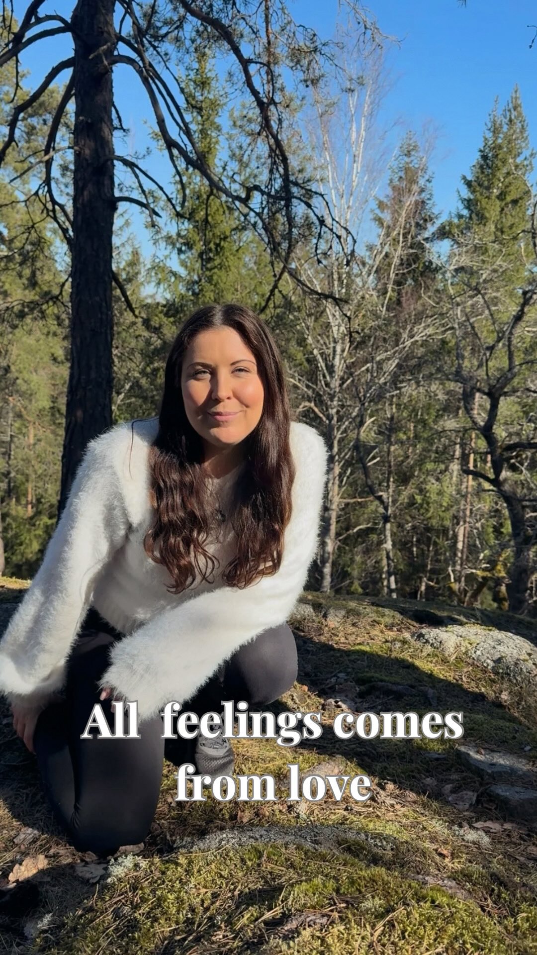 Alla känslor kommer ur kärlek 🤍
Visste du att bakom alla känslor och tankar - även de självkritiska och begränsande - så är en kärleksfull intention.
Ett system, nervsystem, som lever för att ge dig trygghet.
Den utgår ifrån tidigare erfarenheter och tolkar hela tiden situationer som trygga eller otrygga. Tidigare upplevda händelser och känslor av att inte bli sedd, lurad, sårad. Eller att göra något utanför comfort zonen utan bevis för att det går bra.
Fara tolkas. Risk för liknande resultat.
Ofta är rädslorna, tolkade farorna, inte verklighetsförankrade/sanna. Men ditt inre tror det, så det gör allt för att ”stoppa, hålla tillbaka, skydda”.
Du styrs av ett kärleksfullt system som ibland begränsar. Men som, när mött i sina inre lagrade rädslor (känslor), kan bli lugnare. Förstå mer verkligt. Som vågar. Prova igen, göra något nytt.
Finns det någon del i dig som känner att ditt inre, system, faktiskt vill dig väl? 💬