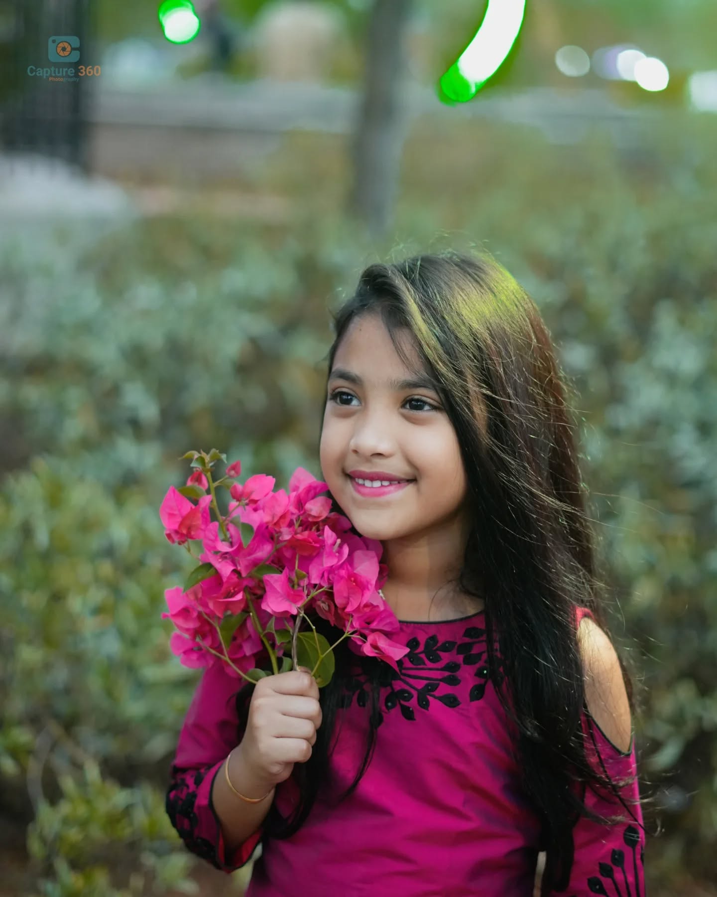 "Stealing moments from natureโs diary ๐ฟ๐"
.
PC:- @harishroshan1
.
#girl #flowers #cute #cutie #portrait #girlportrait #beautiful