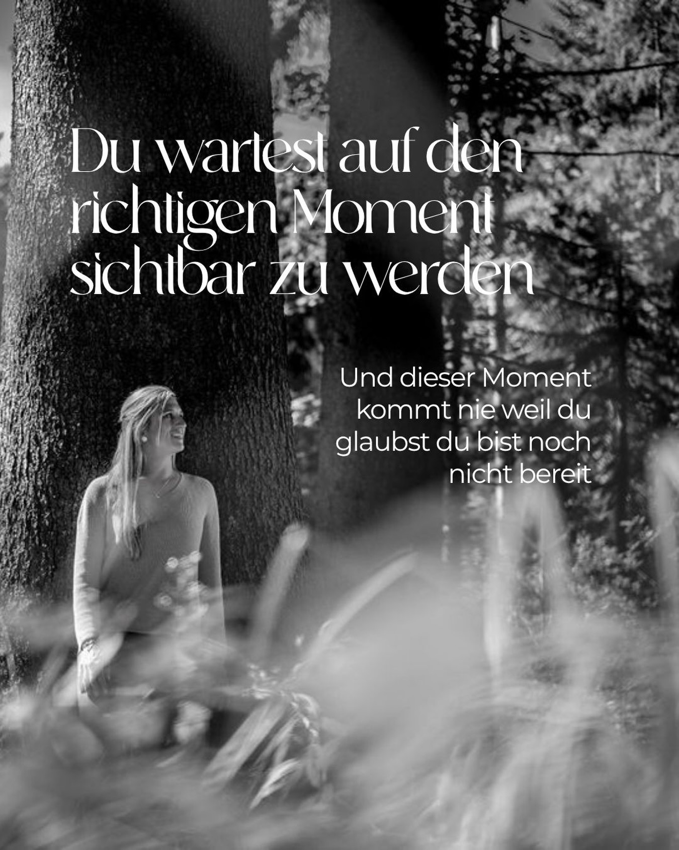 Du wartest auf den richtigen Moment, um sichtbar zu werden.
Und er kommt einfach nicht.
Weil da immer diese Gedanken sind:
Bin ich schon gut genug?
Mache ich das richtig?
Was denken die anderen?
Und ich sehe das so oft.
So viele Menschen, die so viel können.
Die so viel zu geben haben.
Und gleichzeitig so viel zweifeln.
So viel Angst.
So viel Zurückhalten.
Und manchmal trauen wir uns dann raus.
Machen den ersten Schritt.
Zeigen uns.
Und dann kommt dieser eine Moment.
Ein Kommentar.
Eine Meinung.
Etwas, das uns trifft.
Und plötzlich sind all die Zweifel wieder da.
Obwohl da vielleicht zehn andere sind,
die es schön finden.
Die es berührt.
Die genau das gebraucht haben.
Und trotzdem bleibt oft genau das hängen,
was uns verunsichert.
Und wir ziehen uns wieder zurück.
Aber genau da passiert es.
Genau da ist der Punkt,
an dem wir entscheiden:
Gehe ich weiter?
Oder ziehe ich mich wieder zurück?
Weil Veränderung passiert nicht,
wenn wir warten.
Sie passiert, wenn wir losgehen.
Auch mit Zweifel.
Auch mit Angst.
Nicht perfekt.
Aber echt.
Und vielleicht geht es gar nicht darum,
bereit zu sein.
Sondern darum,
dir zu erlauben, trotzdem zu gehen.
Foto aus dem Shooting mit @katharina_scharnreitner