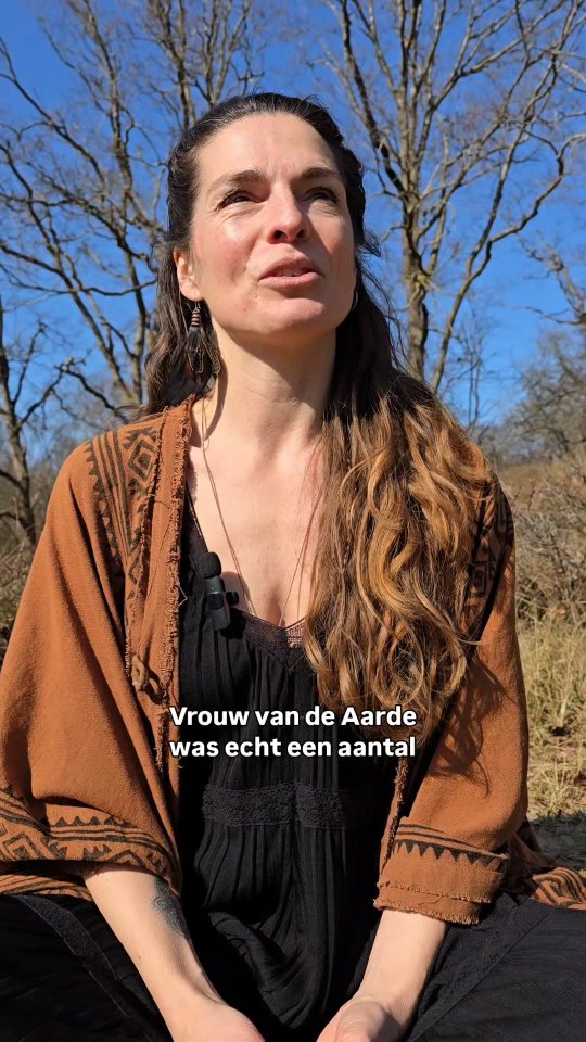 :》》Wat zou er gebeuren als je als vrouw weer meer in verbinding gaat leven met Moeder Natuur?
Want vrouwen zijn cyclische wezens. We reageren op de seizoenen en de elementen.
Vrouw van de Aarde gaat voor mij over thuiskomen in het zijn van een vrouw van deze aarde.
Voelen dat je het recht hebt om hier te zijn, met alles wat vrouw 'zijn' betekent.
Veel vrouwen maken op dit moment de reis terug naar hun vrouwelijke energie en vrouwelijke kracht.
In je vrouwelijke energie staan betekent niet paraderen op je hakschoenen.
De oer energie van het vrouw zijn gaat over in contact staan met je intuïtie, zintuiglijke vermogens om te voelen en te zien wat niet met het blote oog te zien is.
Het gaat over het vermogen om te kunnen helen, te kunnen creëren en een brug te zijn tussen het Aardse en het spirituele.
Een Vrouw van de Aarde voelt diepe verbondenheid met moeder natuur en al haar creaties. Ze weet dat ze er onderdeel van is.
Onze womb staat in verbinding met de womb van de aarde, haar levensenergie pulseert samen met die van ons.
Haar pijn is onze pijn:
-afwijzing
-onderdrukking
-onrecht
-niet voor 'vol' worden gezien
En daarom geloof ik, wanneer meer vrouwen thuiskomen in hun kracht, de aarde hier ook bij gebaat is.
🌍♥️