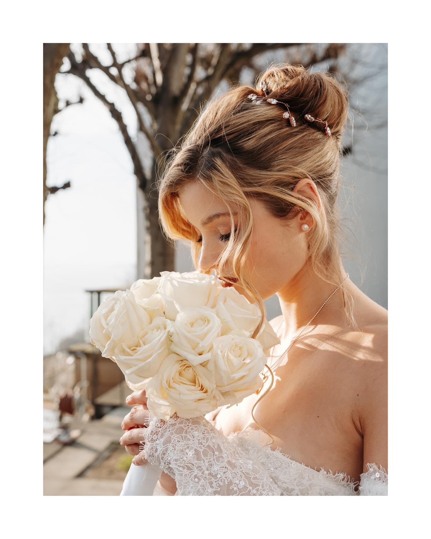 Hanseatische Eleganz trifft auf Editorial
Für mich geht es in meinen Bildern um mehr als Ästhetik. Es geht um dieses Gefühl, angekommen zu sein.
Bei sich selbst. Im Moment. In Verbindung mit allem, was ist.
Dieses warme, ruhige, fast stille Gefühl ist für mich eines der größten Geschenke, die wir als Menschen erleben dürfen.
Und genau das spüre ich jedes Mal im Louis C. Jacob.Ein Ort, der für mich Ruhe, Klarheit und echte Hamburger Klasse vereint.
Einer meiner absoluten Lieblingsorte in Hamburg.Und ein Ort, den ich von Herzen empfehlen kann.
Credits
Photography: @jaronkwast.photography
Styling: @brautstyling_sabineoverbeck
Model: @carli_johanna
Dress: @truesociety_hamburg
Location: @hotellouiscjacob
#hochzeitsfotografhamburg #hamburghochzeit #hamburgwedding #hotellouiscjacob louisjacob elbchaussee editorialwedding fineartwedding luxuryweddingphotographer modernbride elegantwedding bridalinspiration hamburgluxury hamburgelegance hamburgstyle