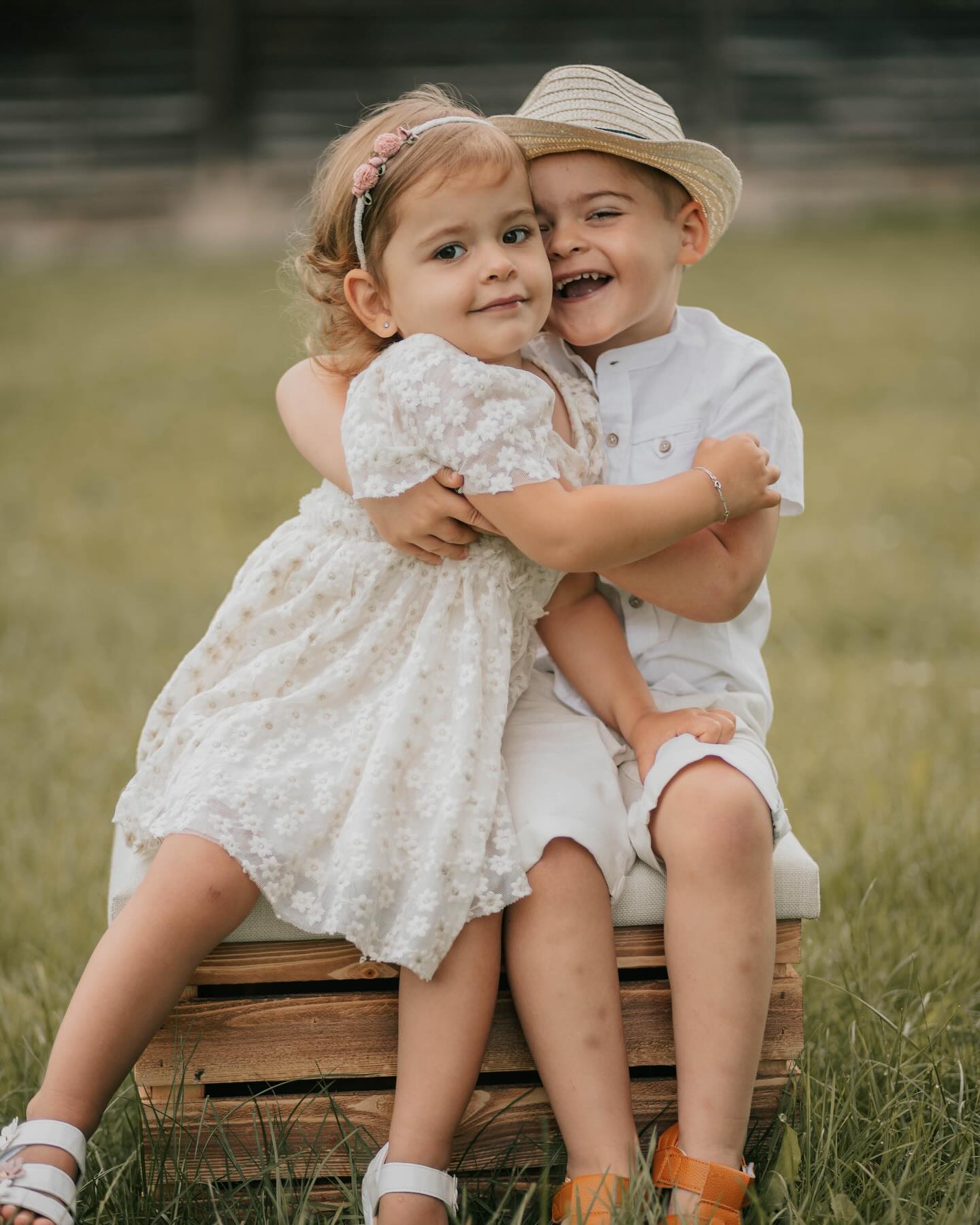 Bevor es hier in die Sommerpause geht, darf hier nochmal ein Post aus einem meiner vergangen Shootings einziehen. Einem ganz Besonderen.💫
Diese Zwei durften ihr ganz eigenes individuelles Shooting zu ihrem Geburtstag machen.
Mit Luftballons und vielen Seifenblasen durften Sie ihren Geburtstag noch einmal feiern.
Was für eine schöne Erinnerung🧡