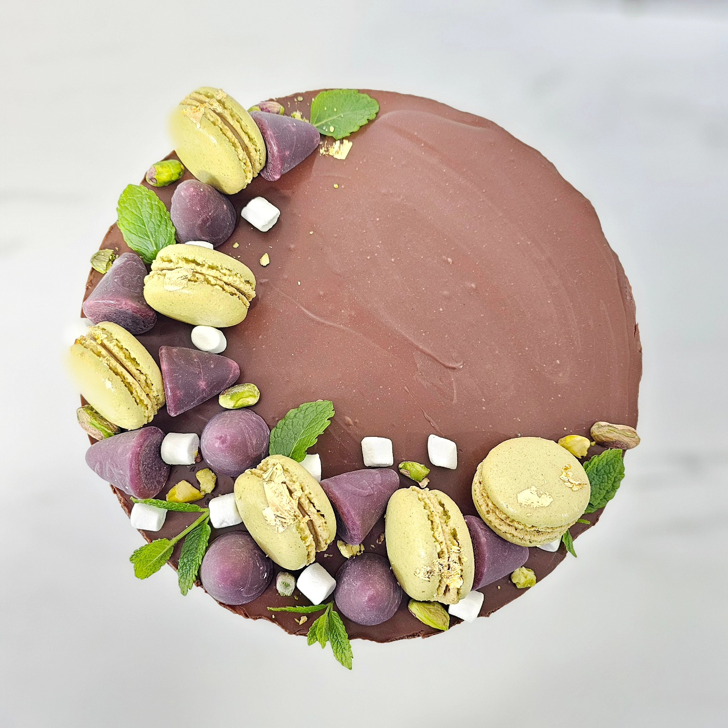 Ik maakte dit weekend deze ganachetaart. Een drielagige chocoladetaart met lekkers bovenop. Vanaf nu is deze ook verkrijgbaar in onze webshop! De webshop is terug beschikbaar vanaf nu (voor grote taarten en bruidstaarten werken we enkel met het aanvraagformulier)! De webshop vind je hier: https://www.sweetiesbyju.be/online-ordering/ of via de bio 😉😄 #letsmake2025amazing #sweets #cake #pastry #patisserie #ganache #chocolate #Beveren #Zwijndrecht #kruibeke #antwerpen #sintniklaas