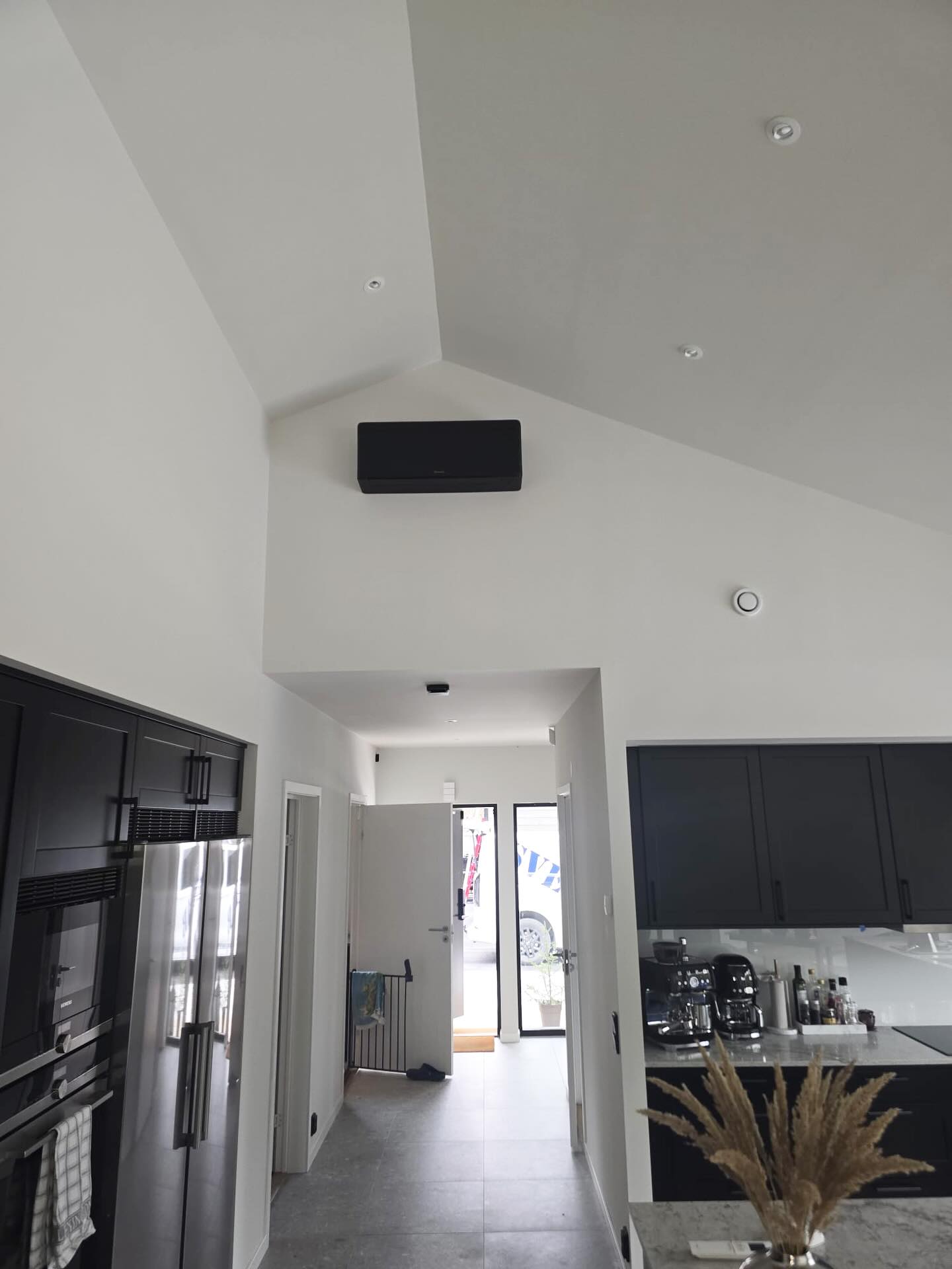 2st Daikin Stylish XTH30 med svart innedel installerade i Åkersberga. Lackade utedelar med svarta kanaler samt svart markstativ⭐️
