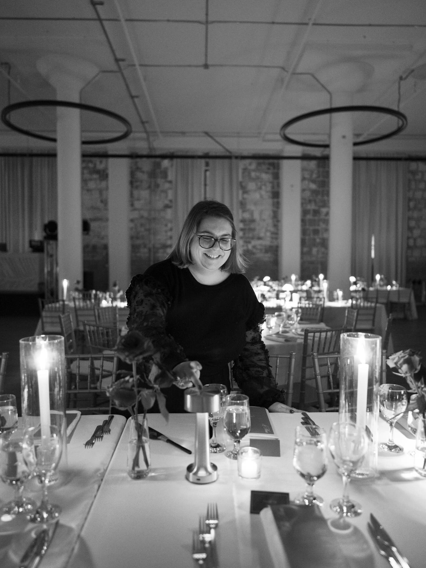 Aujourd’hui, on avait envie de vous présenter Cynthia.
Cynthia, c’est une énergie qu’on ressent dès les premiers instants. Une présence à la fois douce, colorée et apaisante… le genre de personne qui met naturellement en confiance.
Elle évolue dans le monde de l’événementiel et du mariage depuis longtemps, et ça se ressent dans chaque interaction. Sa façon d’écouter, de comprendre et de prendre soin des gens fait toute la différence.
Pour nous, c’est essentiel que chaque personne qui passe entre nos mains se sente bien, respectée et en sécurité. Cynthia incarne ces valeurs avec une justesse et une sensibilité qui nous touchent énormément.
On est vraiment reconnaissantes de l’avoir dans l’équipe 🤍
Photographer : @lesmariagesdejulia