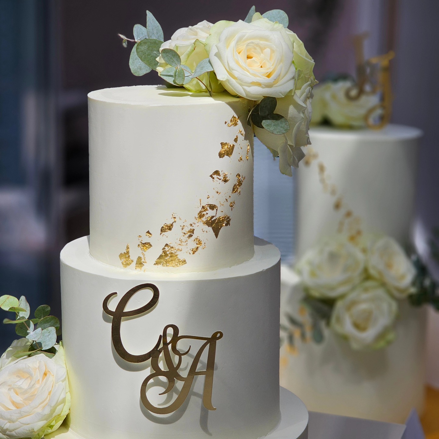 It is always my goal to give you the perfect wedding cake on your perfect day! I want you to shine! You deserve it at the end of the dinner and a very long exciting day! I want to thank so many customers for their trust in me! Making cakes seems oh so easy, but it is not, it's hard labor... it is not just throwing some batter in the oven and spreading some buttercream on it... (by God no!). There has to be a concept, it is measuring the tiers, balancing the flavours, choosing the flowers in specialised flowershops, ordering last minute that edible gold that is gone (again)... It is cutting the raw cake in parts, filling it up with cream, trying to find the perfect geometry to have the cake as thightly spread as possible. It is placing the dowels correctly and putting together the tiers very carefully, it is NOT throwing it in the isolation box and in the car, it is gently placing it in the box and even more gently in the car. The drive to a wedding party is nothing but stress... So, when I see pictures of crying and smiling brides (even grooms cry a lot on their wedding day 😊) I forget all that stress and feel like that old man in the A-team saying "I love it when a plan comes together..." (I just don't put a cigar in my mouth 🤣). Just know that this is a very hard job where I put all of my passion, my skills, but most of all my heart in. This is what I do... thank you for always supporting my small special business 😘 #weddingcake #wedding #taart #bruidstaart #bruidstaarten #baking #passion #trouwtaart #gâteaux #trouwen #trouwfeest #trouwinspiratie #bruiloft #elegantweddingcakes #floralweddingcake #luxuryweddingcakes #cakedecorating #cakedecorator #professional #bruiloft #huwelijk #wijgaantrouwen #Antwerpen #beveren #Waasland #Sint-Niklaas #Brussels