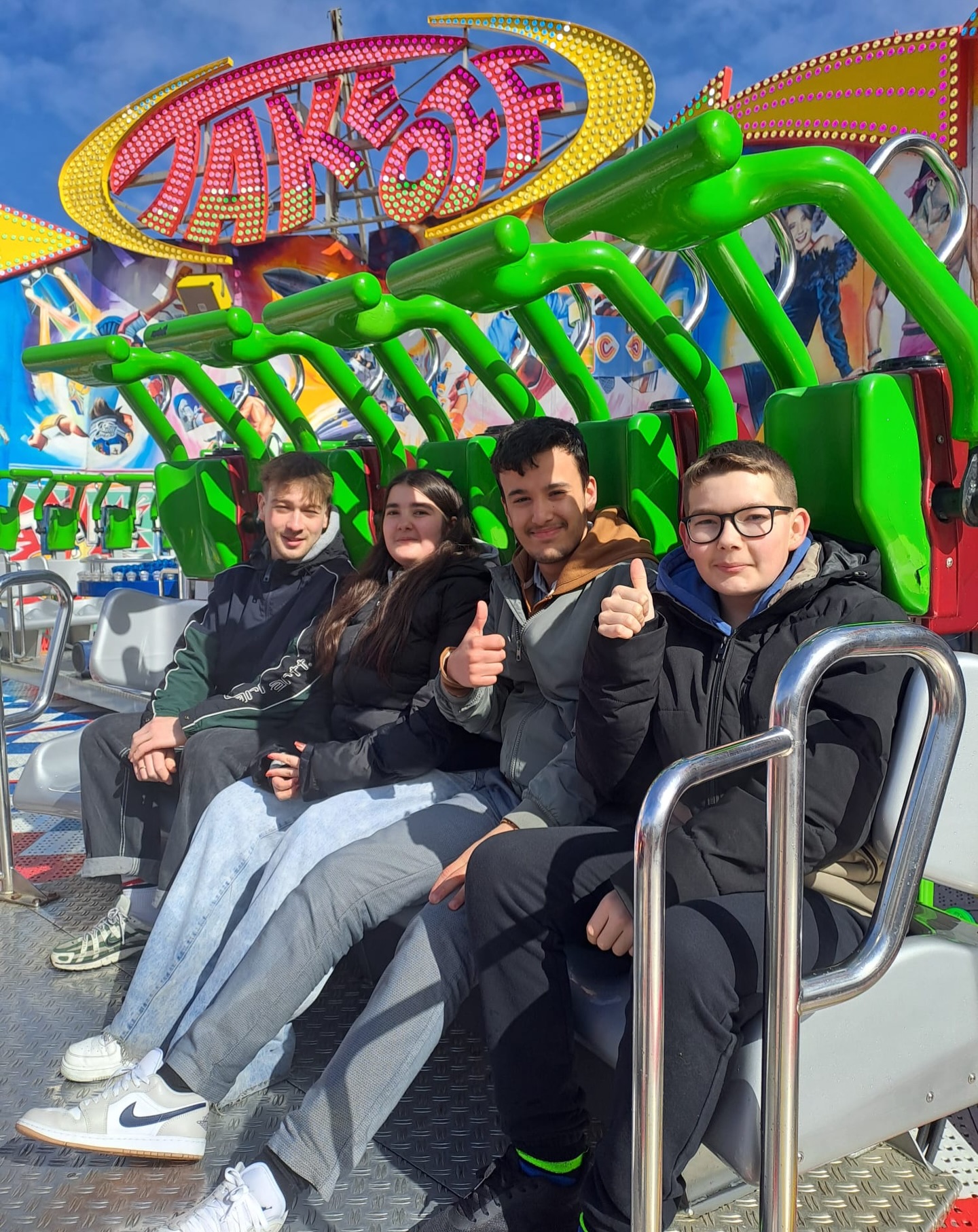 Vandaag beleefden de leerlingen van OV1 en OV2 een fantastische namiddag op de prikkelarme kermis op het Sint-Pietersplein! Dankzij de gratis attracties en het gedempte geluid konden ze volop genieten in een rustige en aangepaste omgeving. Een warme dankjewel aan de foorkramers en @stadgent voor deze onvergetelijke ervaring! π‘π’