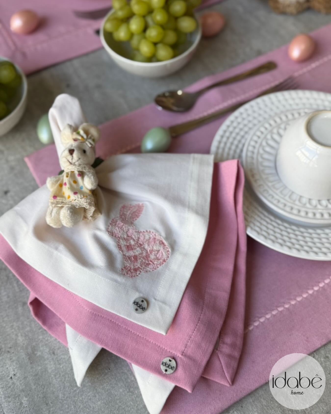 Nosso bordado de coelhinho xadrez é um charme!!!
Já sabe o que vai usar na mesa de Páscoa? Chame a gente 🤍
• 11 94331-1286 • www.idabe.com.br •