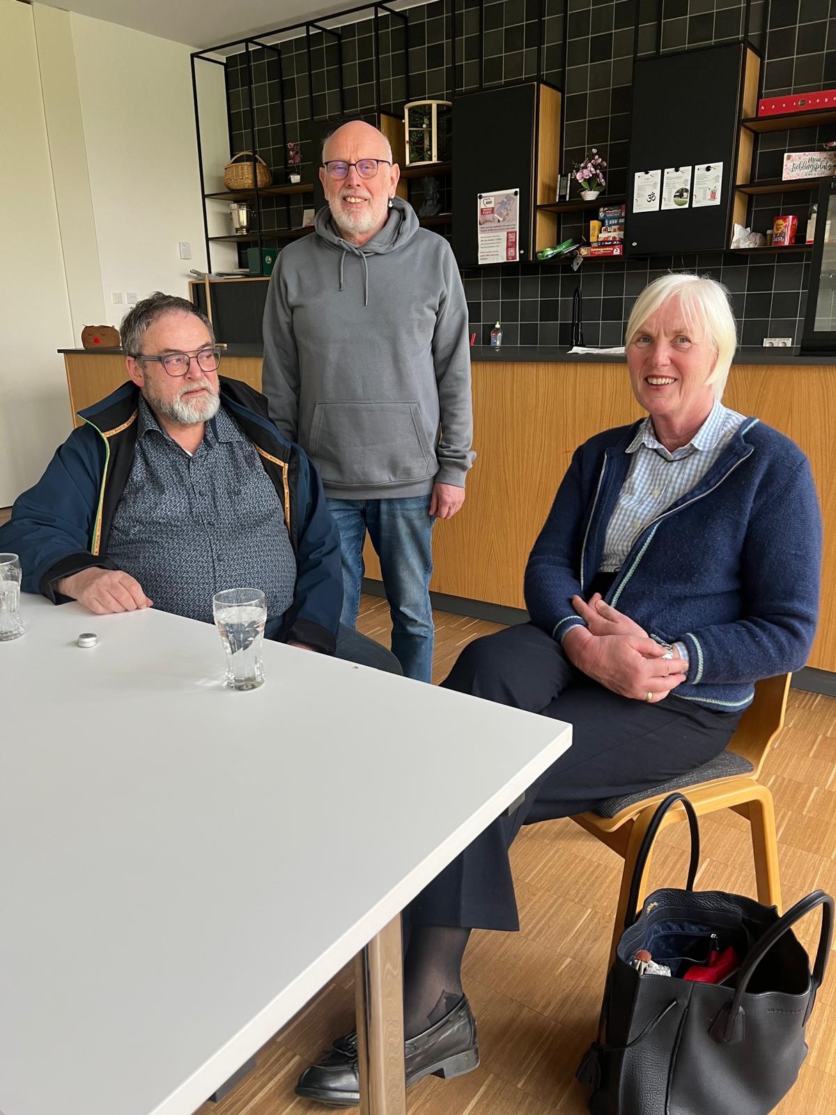 🙋🏼♀️ Besuch im Reparaturcafé im Bürgerhaus Batenbrock
Jeden dritten Freitag im Monat treffen sich die BOBBIEs (Bottroper Bürger begeistert im Einsatz) im Bürgerhaus und reparieren die vielen Elektrogeräte, die von Bürgern herbeigebracht werden. ☎️🔌
Die Wartezeit wird überbrückt mit Kaffee, Kuchen und Gesprächen. Herzlichen Dank für den Einsatz! 💪🏻