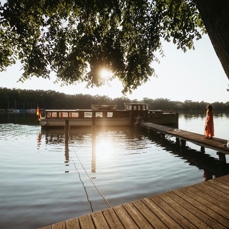 Zwischen Wasser, Licht und Stille – der perfekte Moment zum Ankommen.
Eibenhof Bad Saarow – wo die Seele einfach loslassen darf.
Foto: @_hannesthun
Veranstalter: @rockonandnamaste
#eibenhofbadsaarow #eventlocation #hochzeitslocation #feiernamscharmützelsee
