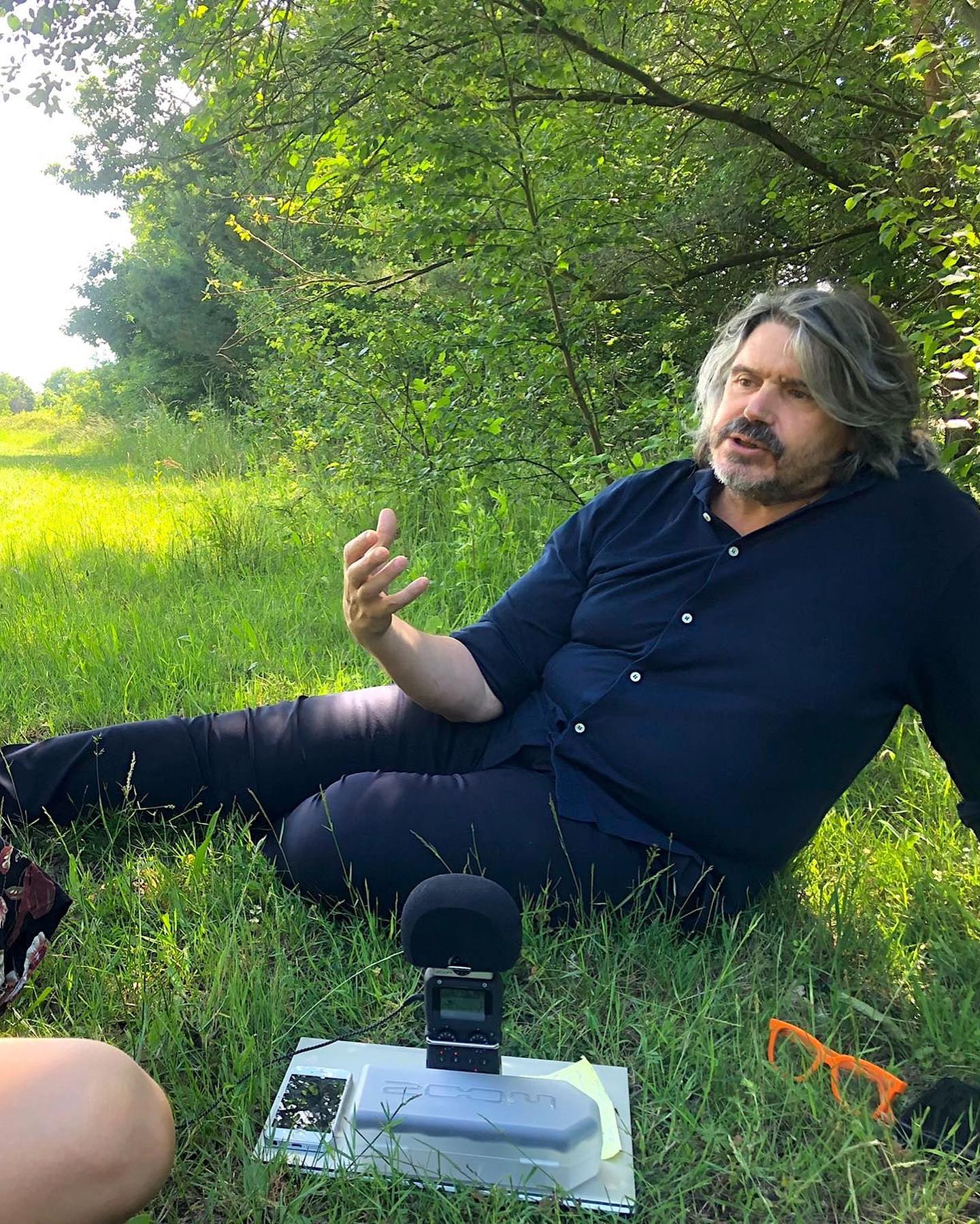 Behind the scenes van ons interview met Koen Vanmechelen. Koen nam ons mee naar zijn ‘protected paradise’ in LABIOMISTA voor een gesprek over kippen, kruisbestuiving en kunst, domesticatie en wilde genen.
Koen Vanmechelen kruist al dertig jaar kippen op zoek naar de kosmopolitische kip. Intussen lopen zijn exposities over de hele wereld. Zijn kunst was te zien op de Biënnale in Venetië en in de befaamde Galeria d’Uffizi in Firenze. In LABIOMISTA in Genk neemt hij de bezoeker mee in zijn fascinerende wereld waar kruisen en rewilden hand in hand gaan.
Ons gesprek met Koen Vanmechelen is vanaf zondag te beluisteren in een nieuwe aflevering van #Wildernissen!
#podcast #koenvanmechelen #labiomista